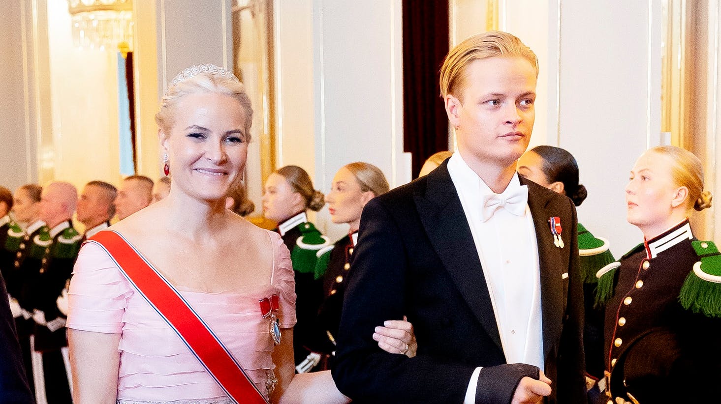 Den står på prinsessebryllup i weekenden, men det er ikke alle, der mener, at Mette-Marit bør dukke op.