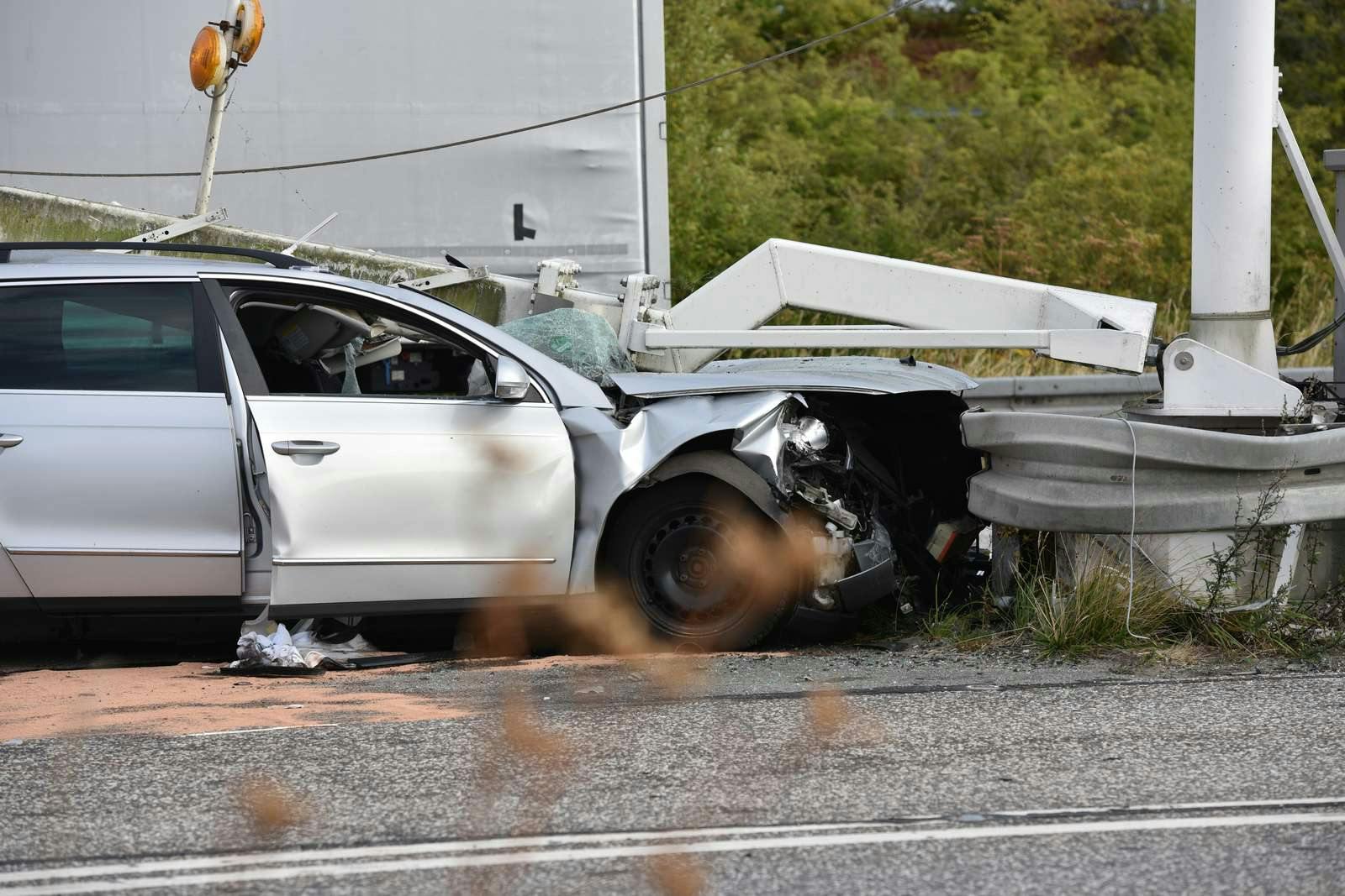 En 32-årig mand har mistet livet i forbindelse med ulykken.