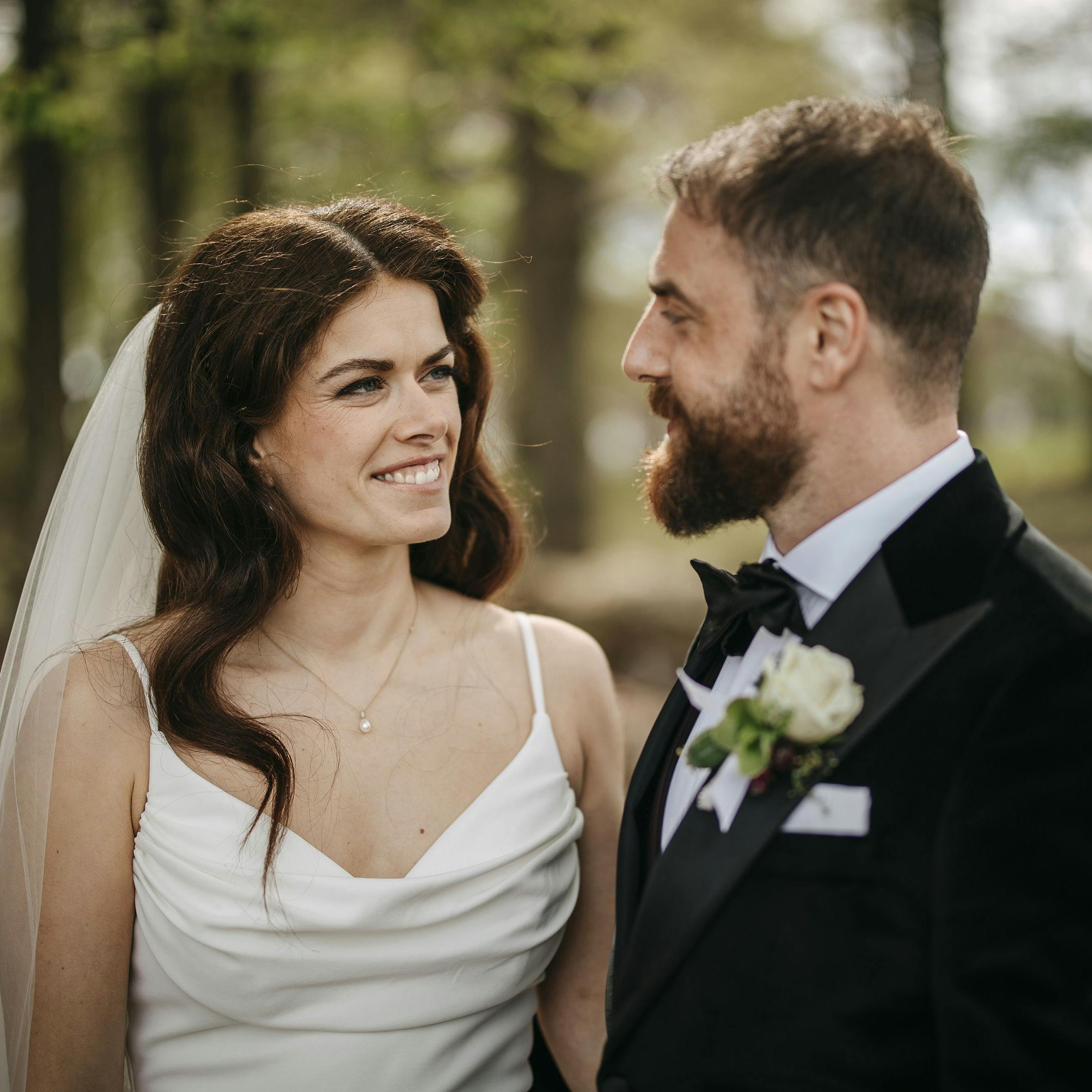 Lige inden Katrine skulle møde sin kommende mand, frygtede hun pludselig hans identitet.