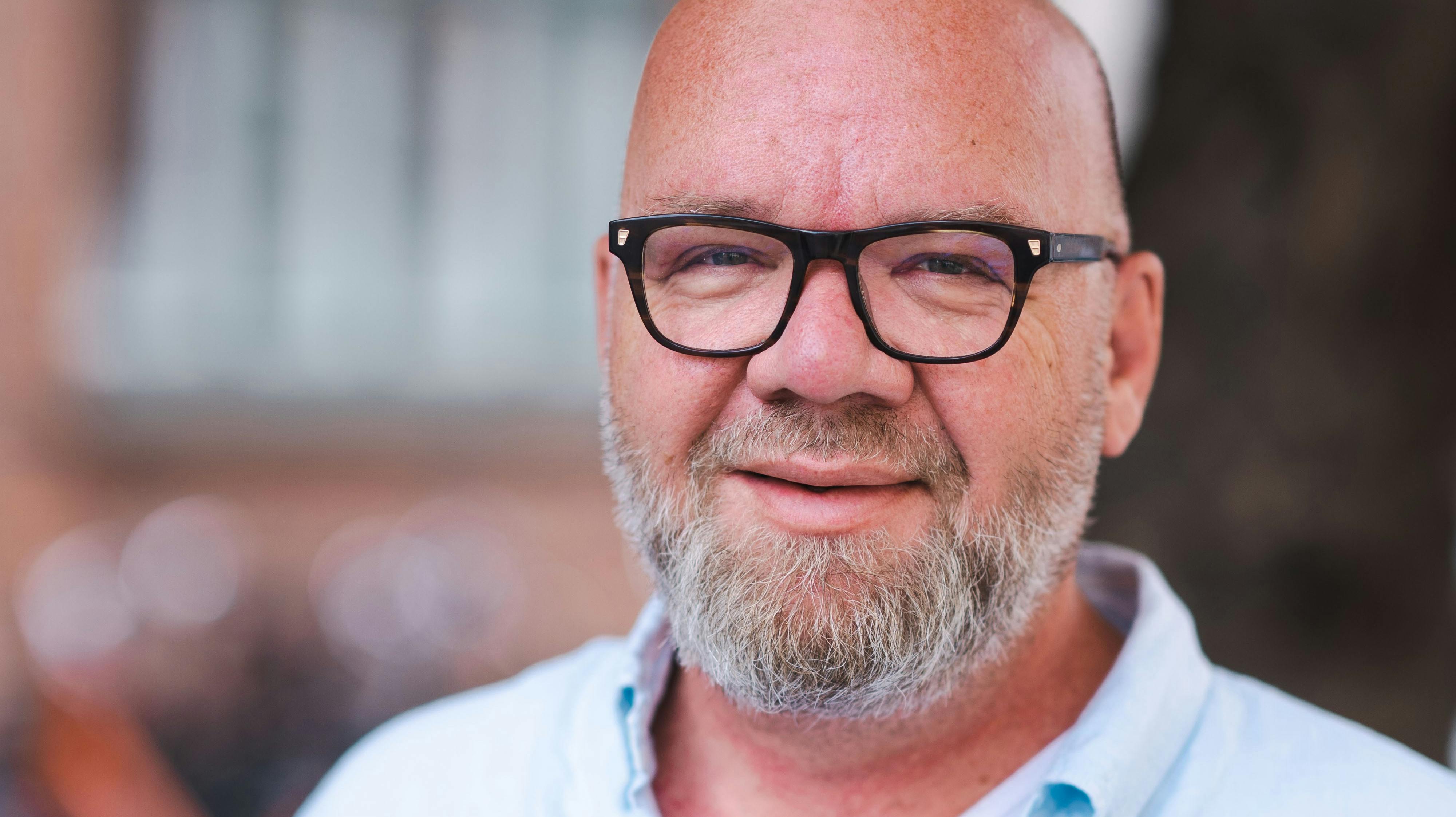 Lars Hjortshøj afslører, at han skal have et barn med sin nye kæreste Camilla.