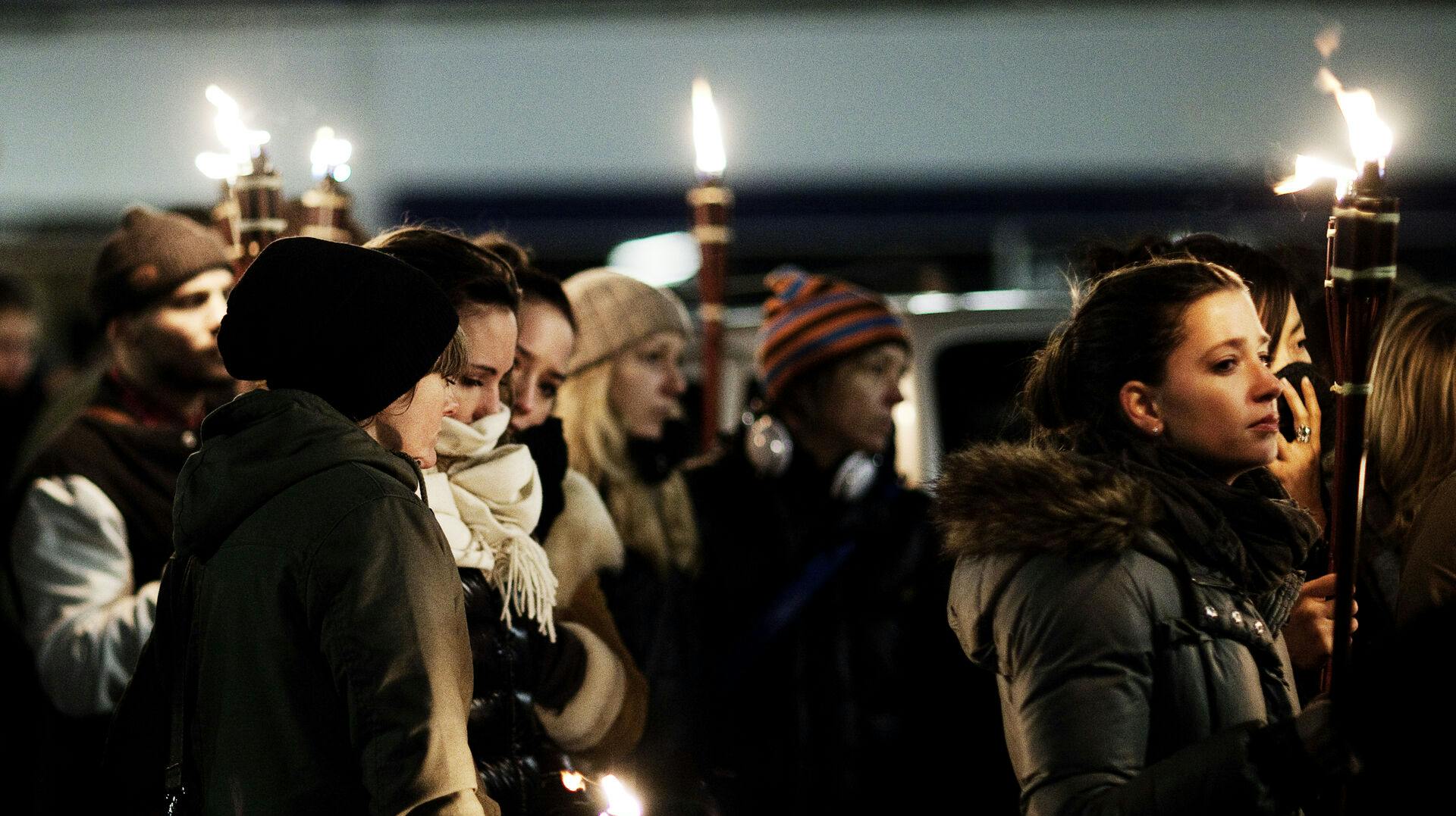I Kødbyen i København afholdes demonstration mod knive og vold i nattelivet, efter at den 21-årige Jonas Thomsen Sekyere blev stukket ihjel i weekenden. Der tændes stearinlys og lægges blomster på gerningsstedet.