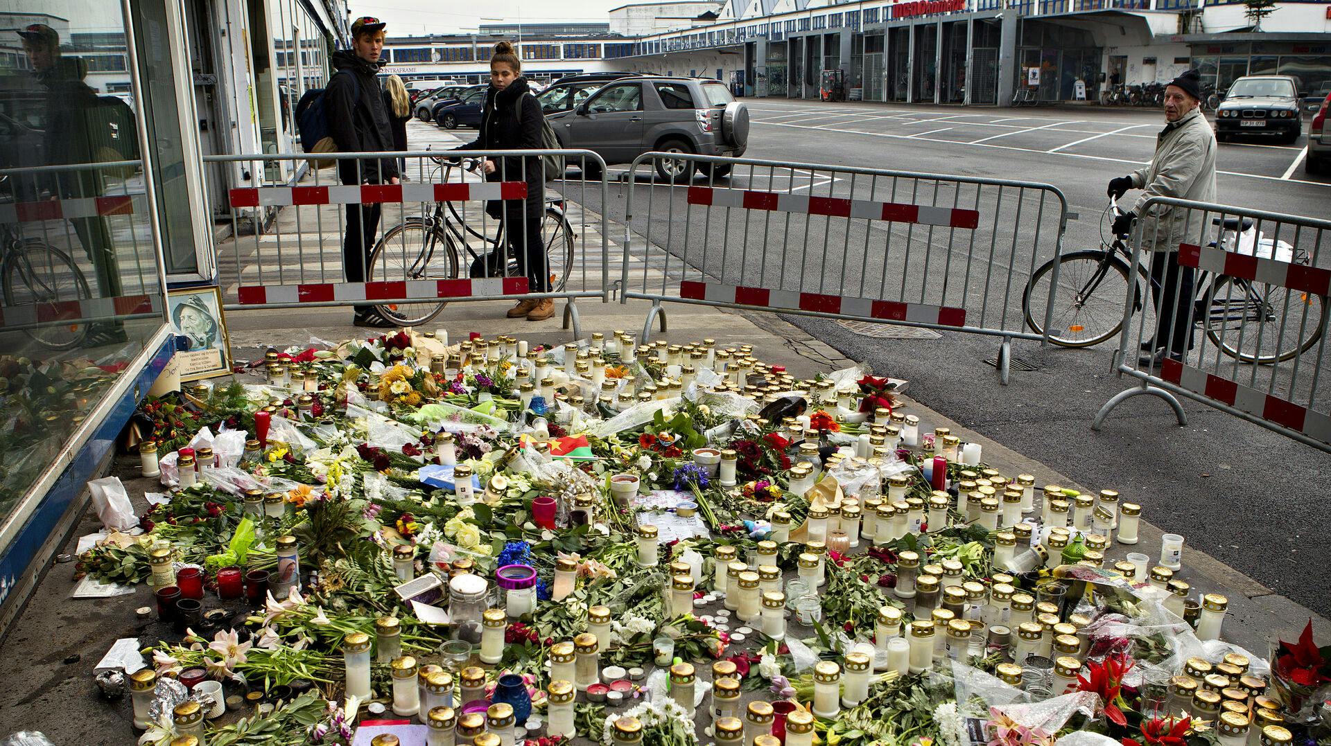Jonas Thomsen Sekyere blev stukket ned på et diskotek i Kødbyen tilbage i 2012 - drabet påvirkede mange og var kraftigt omtalt, her har folk efterladt blomster for at minde Jonas nær det sted, hvor han blev dræbt.