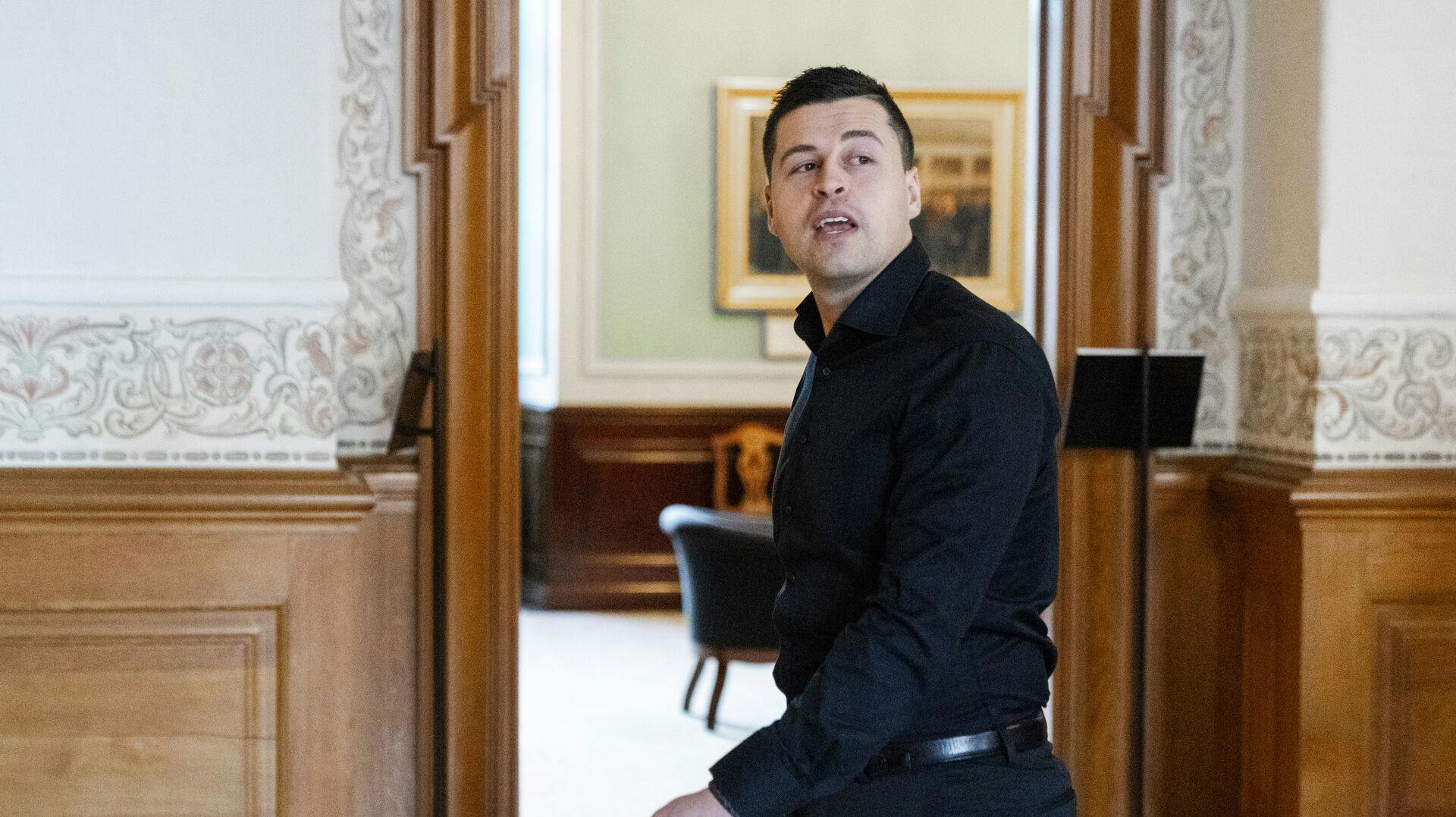Mike Fonseca er 29 år. Hans kæreste var 15 år, da nyheden kom frem sidste år. Om hun er fyldt 16, eller stadig er 15 år, vil Mike Fonseca ikke kommentere på.