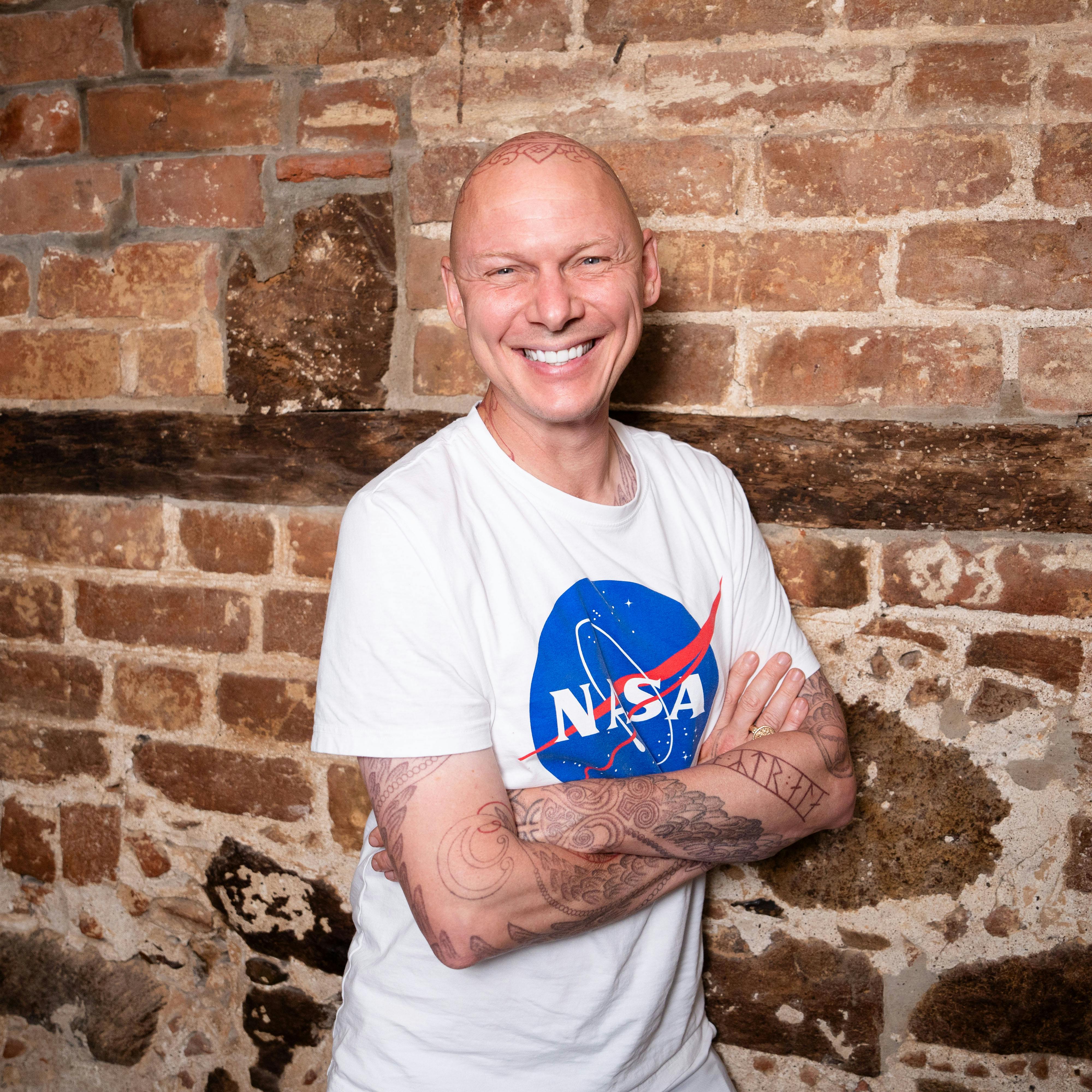 Hvad: Interview med Jim Lyngvild på Dallund Slot, hvor han åbner en ny skole Straks: Nej Video: nej