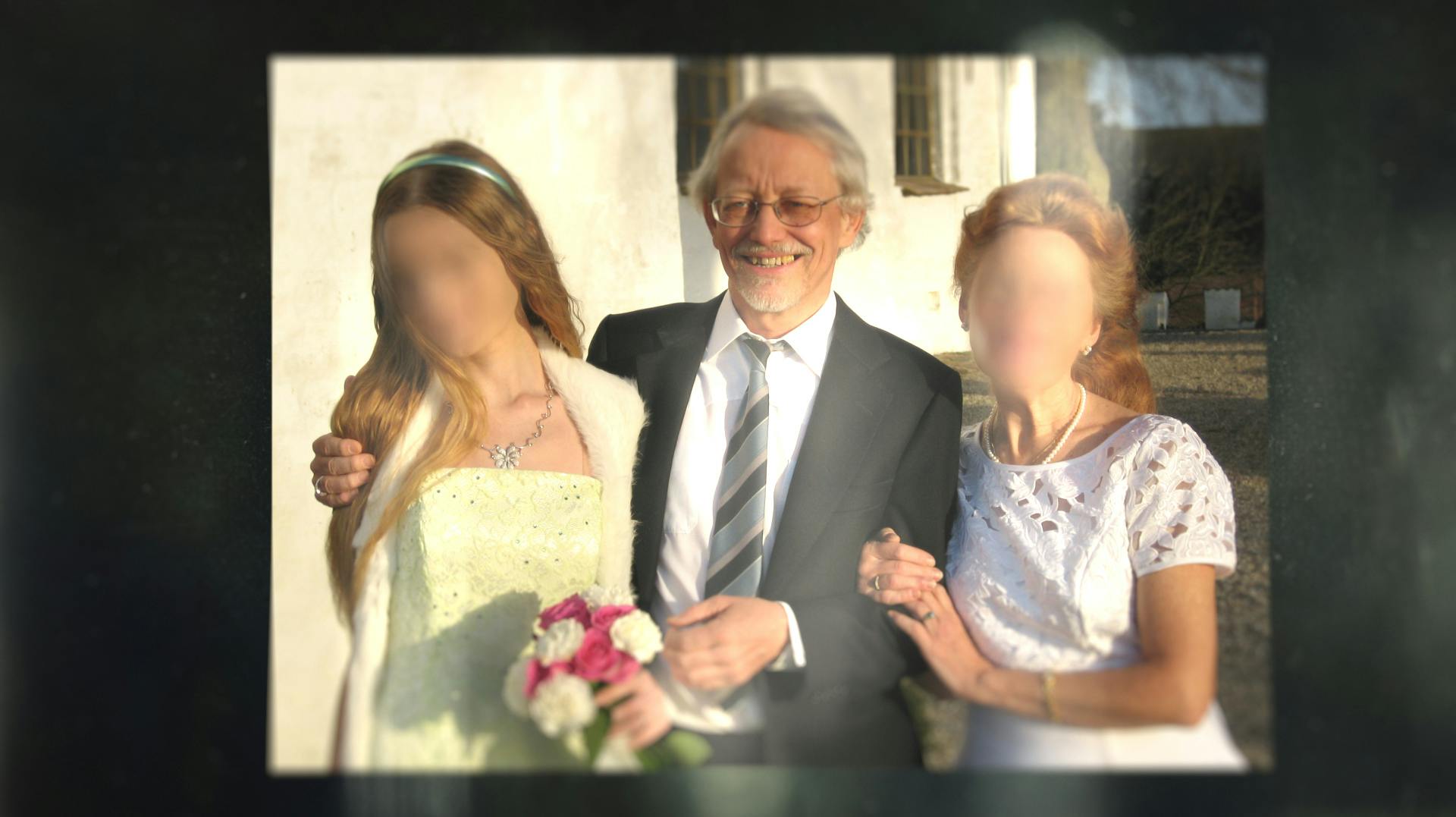 66-årige Claus Lykkelund Petersen var godtroende og ønskede sig et familieliv. Desværre endte han død for enden af en trappe – og det var hans egen hustru gennem 10 år, der på brutal vis havde taget livet af ham.