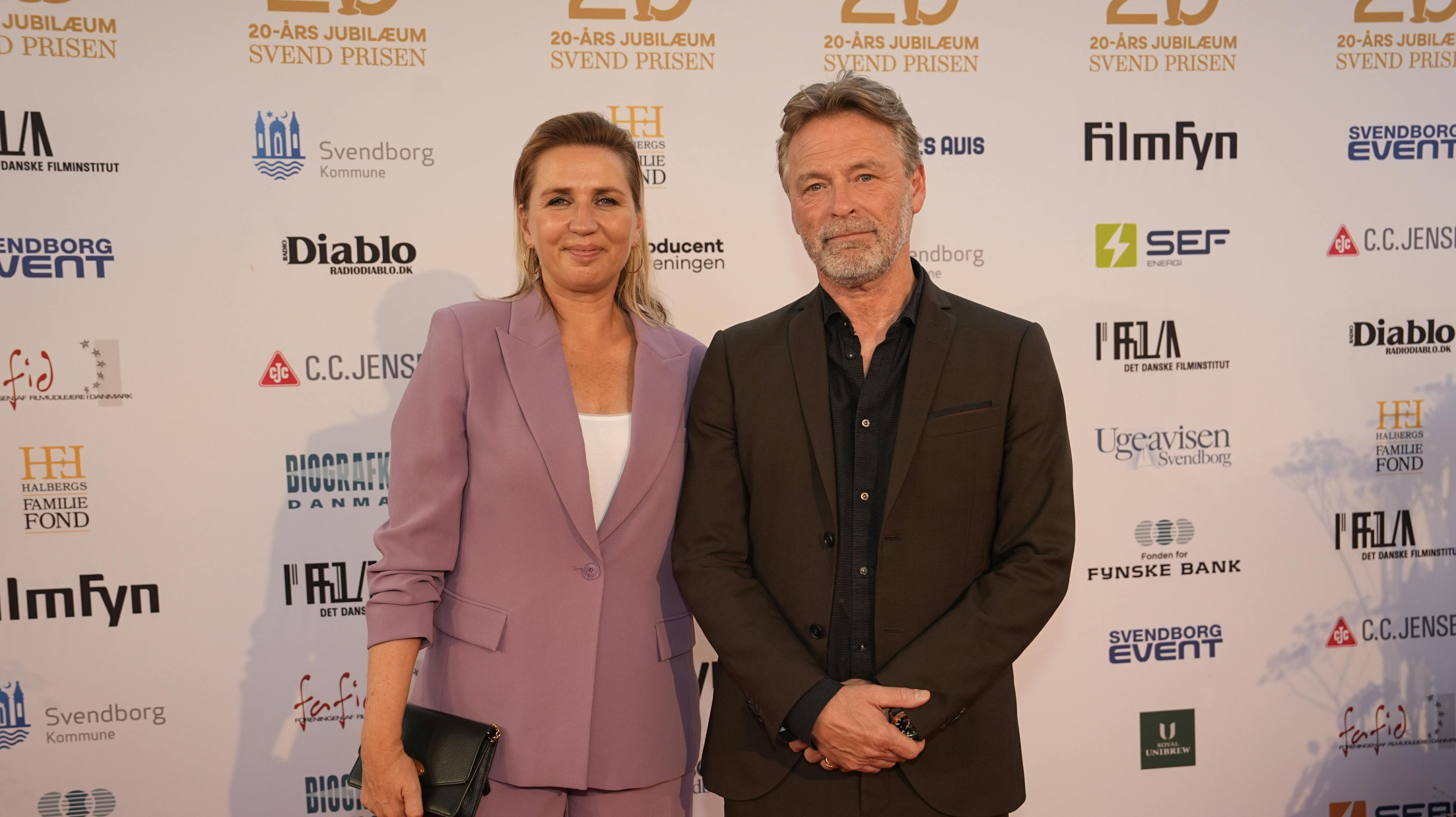 Statsminister Mette Frederiksen er torsdag aften blevet taget under armen af sin mand, Bo Tengbjerg, som er nomineret til årets Svendprisen.