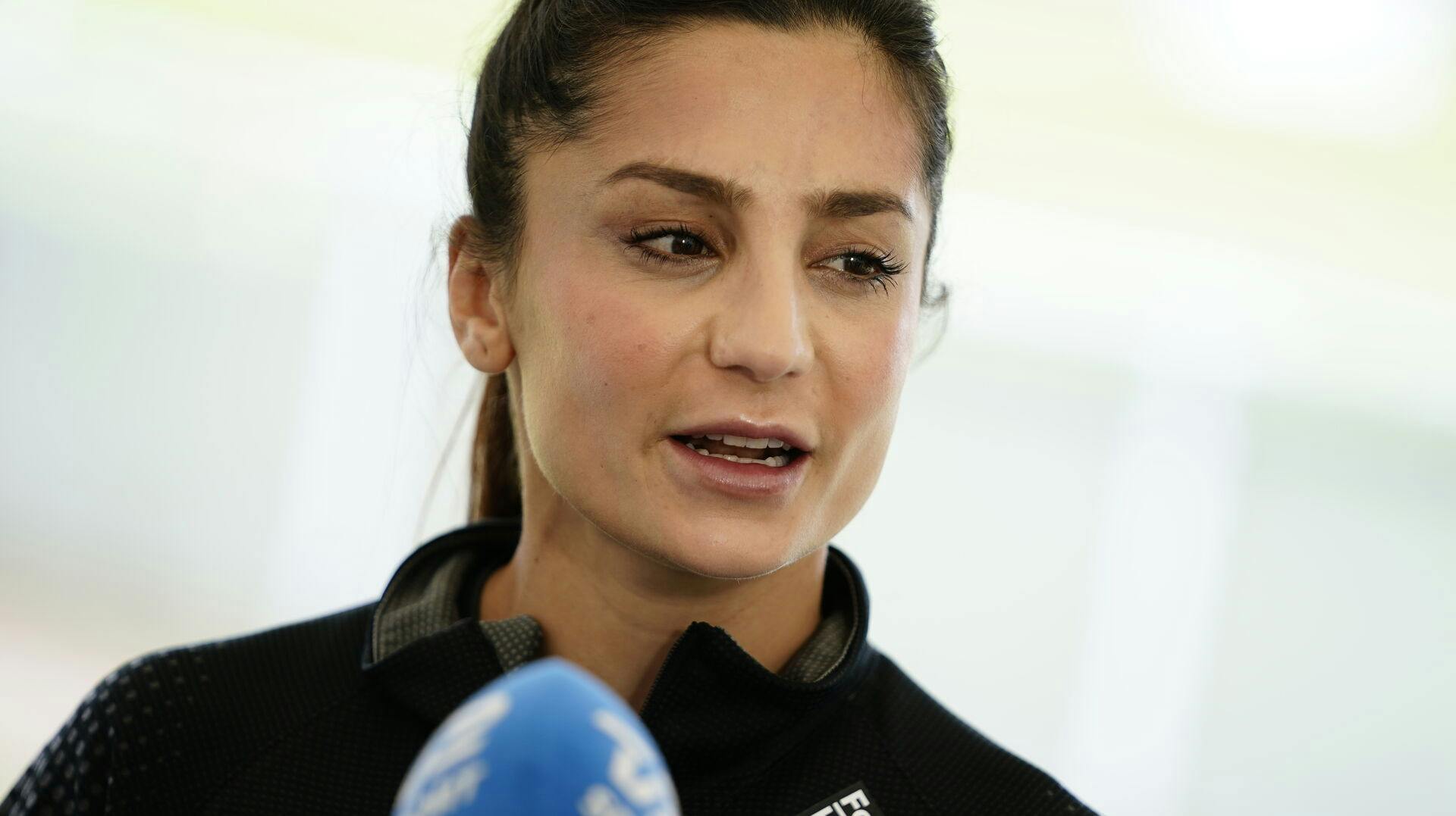 Nadia Nadim taler til pressen før kvindefodboldlandsholdet mødes og træner, før to testkampe og EM-slutrunde, i Helsingør mandag den 20. juni 2022.