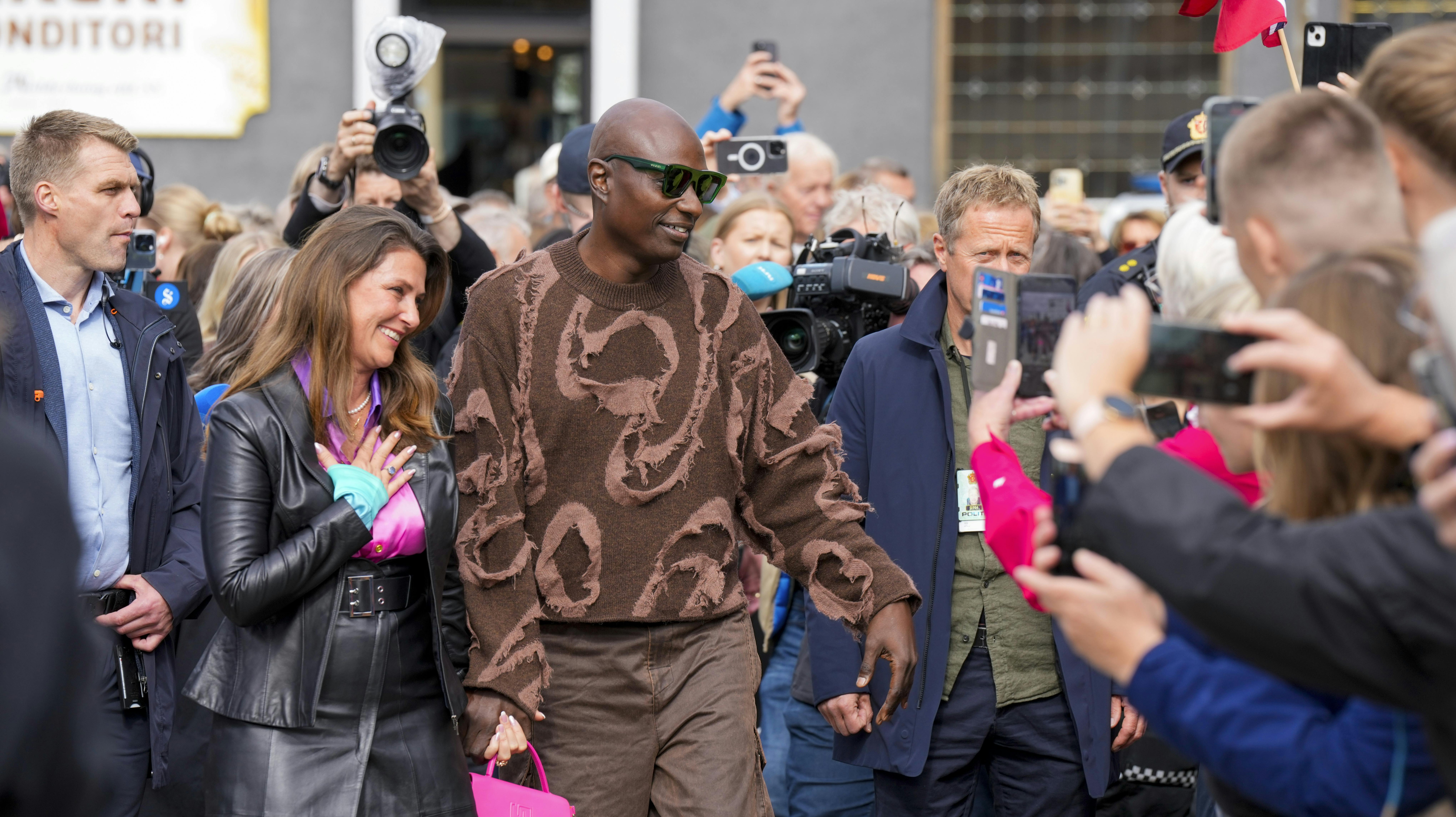 Prinsesse Märtha Louise og Durek Verett er blevet taget godt imod af offentligheden til deres bryllupsfejring i Ålesund.