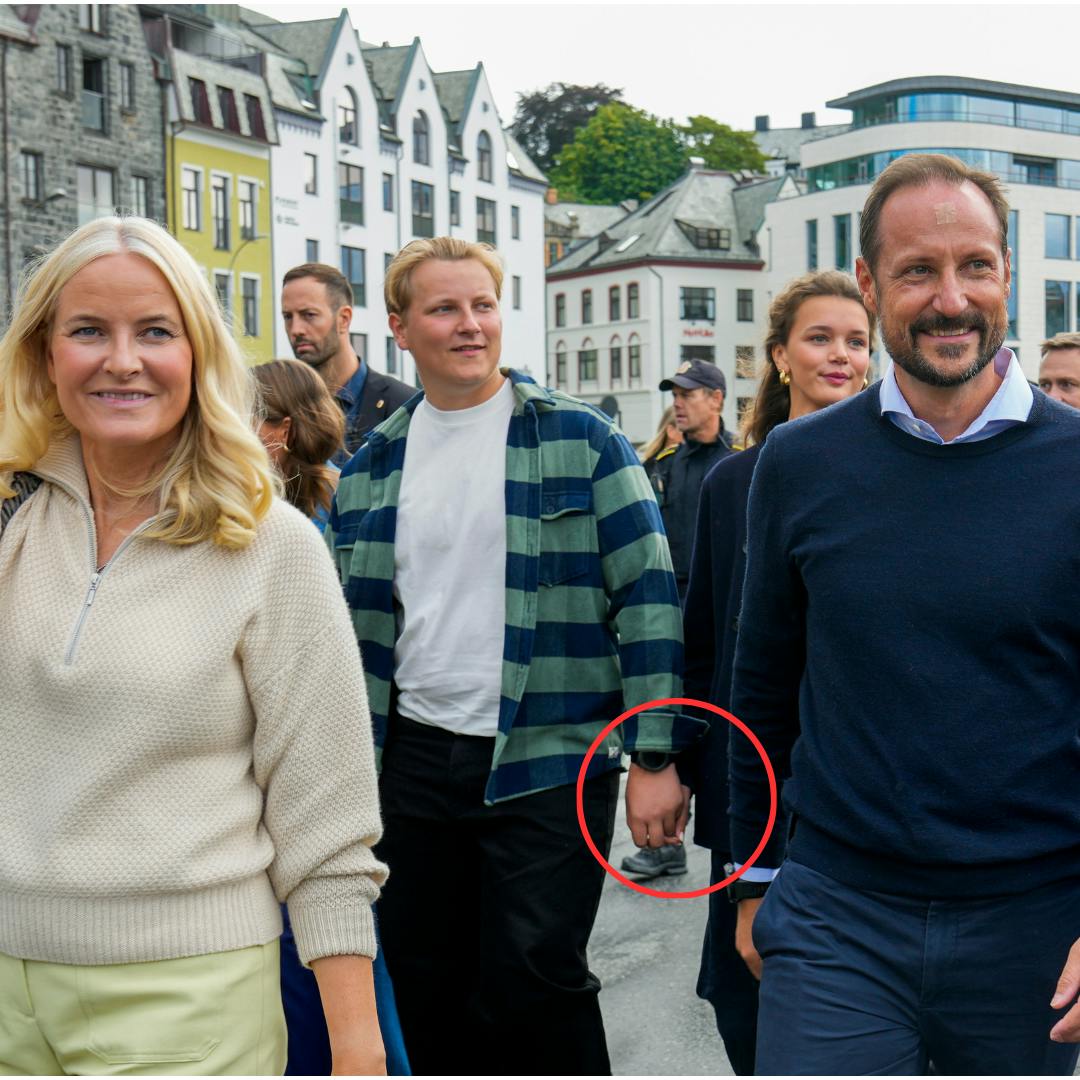 Prins Sverre blev set hånd i hånd med en ung, da kongefamilien var på vej til bryllupsfest.