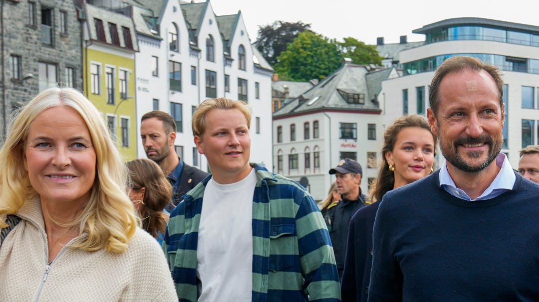 Prins Sverre blev set hånd i hånd med en ung, da kongefamilien var på vej til bryllupsfest.