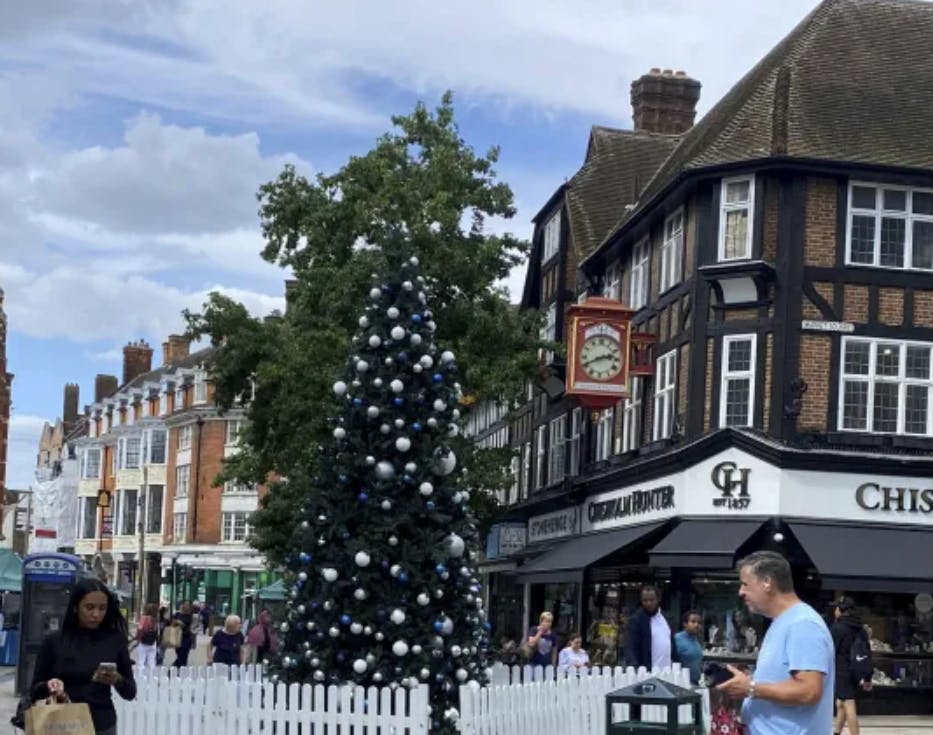 I den britiske by Bromley pryder et velpyntet juletræ lige nu bybilledet.