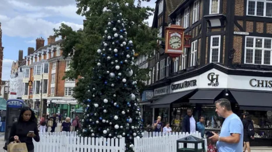 I den britiske by Bromley pryder et velpyntet juletræ lige nu bybilledet.