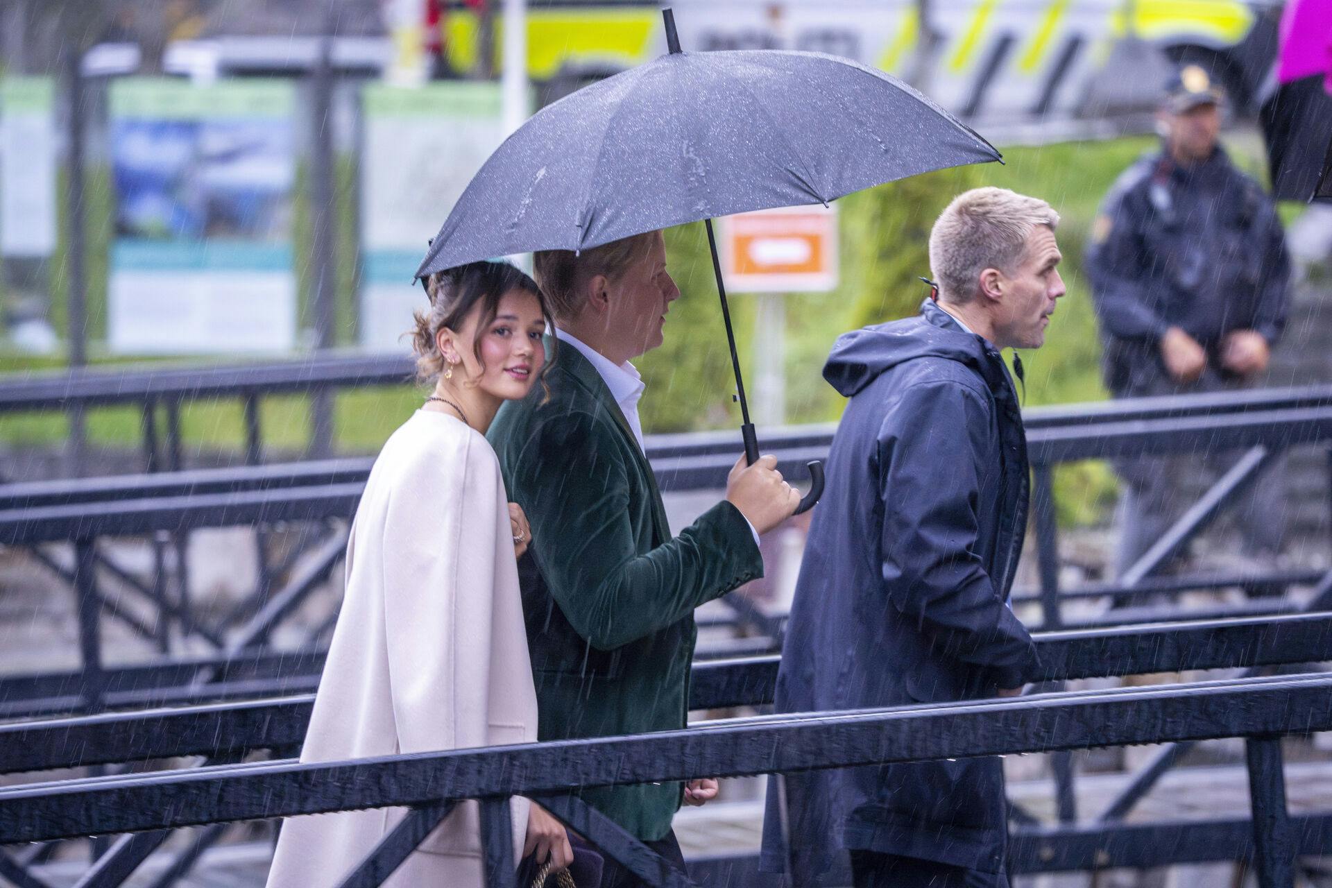 Prins Sverre Magnus og modellen Amalie Giæver Macleod på vej til salsafest.