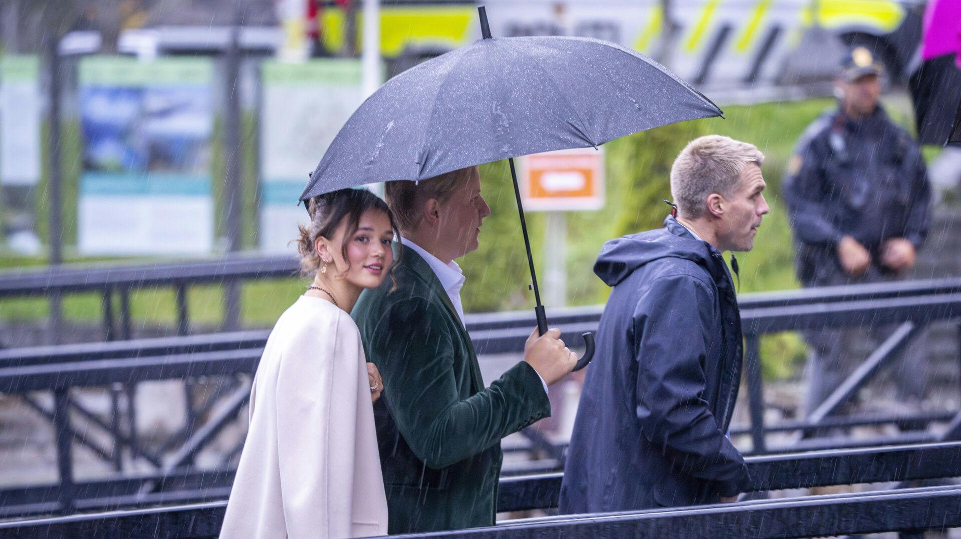 Prins Sverre Magnus og modellen Amalie Giæver Macleod på vej til salsafest.