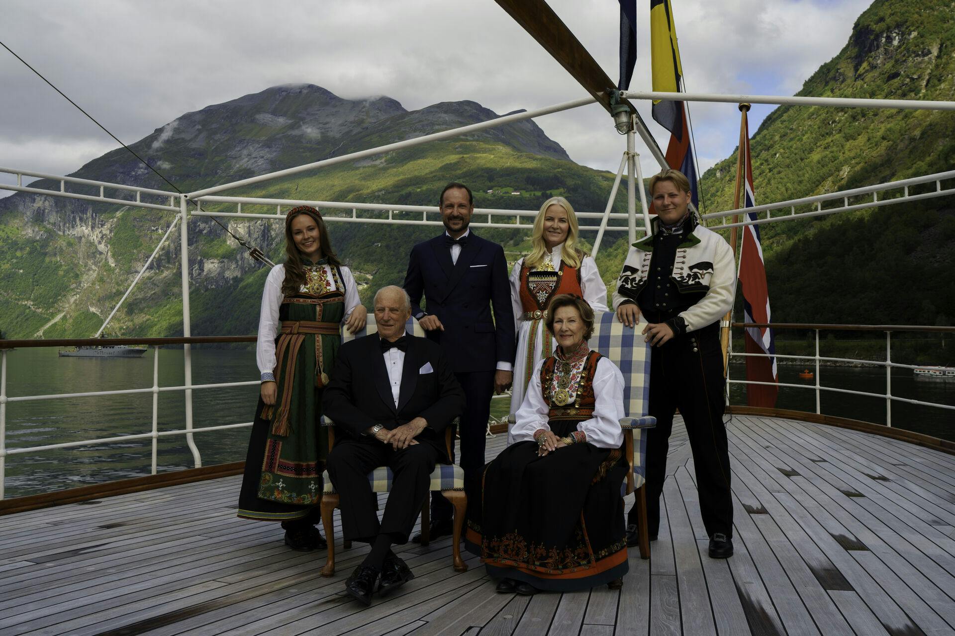 Den norske kongefamilie er alle til bryllup lørdag. Her ses kong Harald, dronning Sonja, kronprins Haakon, kronprinsesse Mette-Marit, prinsesse Ingrid Alexandra og prins Sverre Magnus.