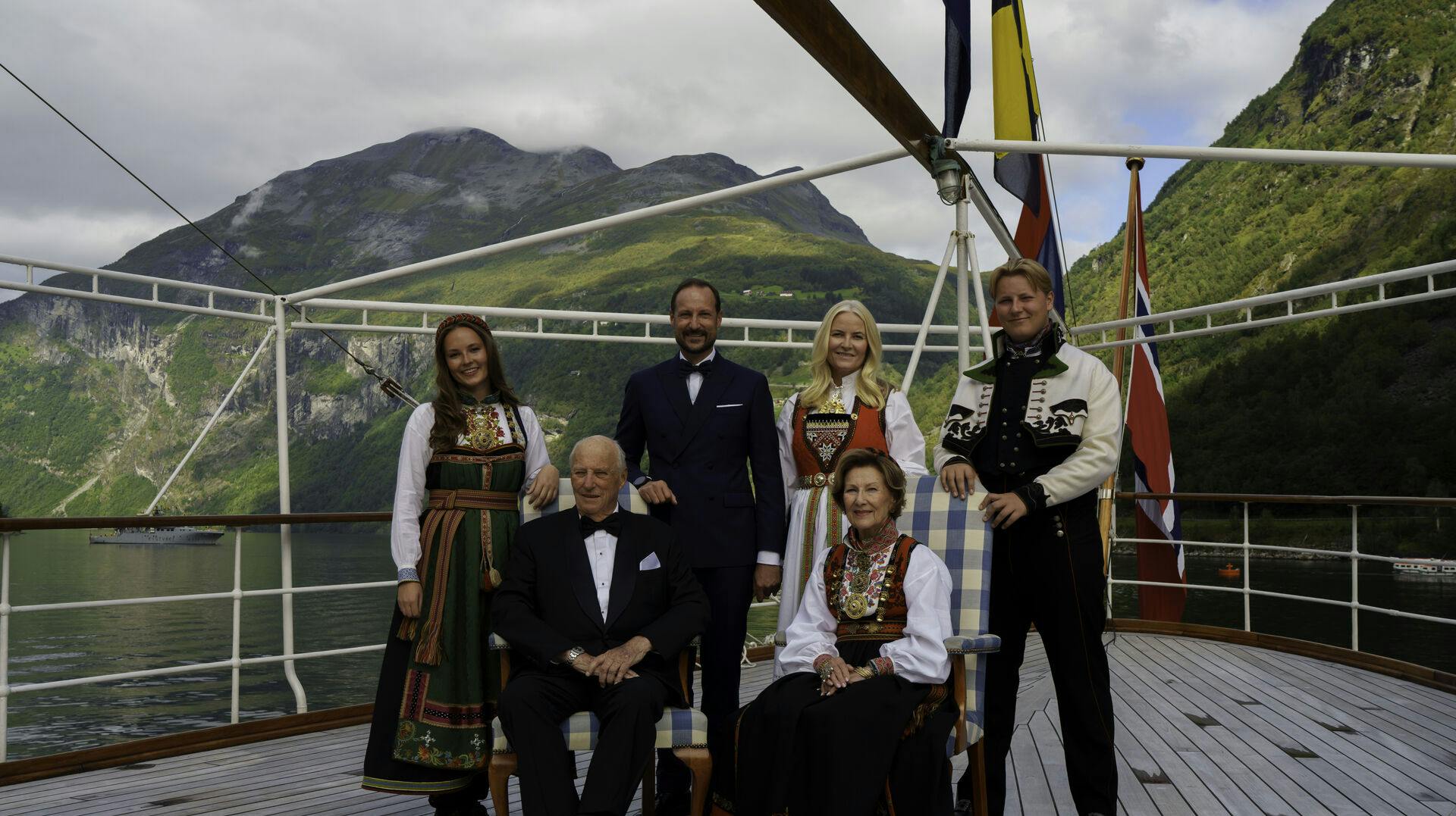 Den norske kongefamilie er alle til bryllup lørdag.
