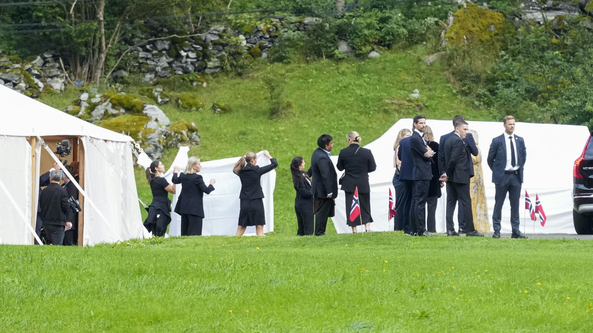 Der er sørget for, at pressen og offentligheden ikke kan kigge ind til selve vielsen.