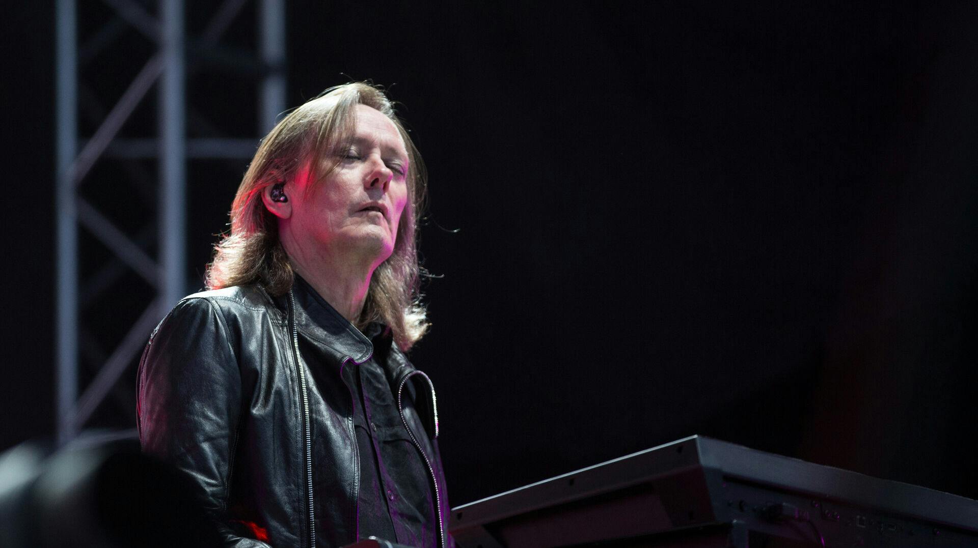 The Cure-keyboardspilleren er alvorligt syg. 