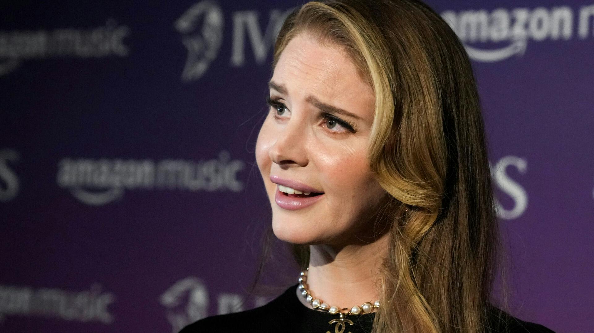 Lana Del Rey svarer på kæresterygterne.