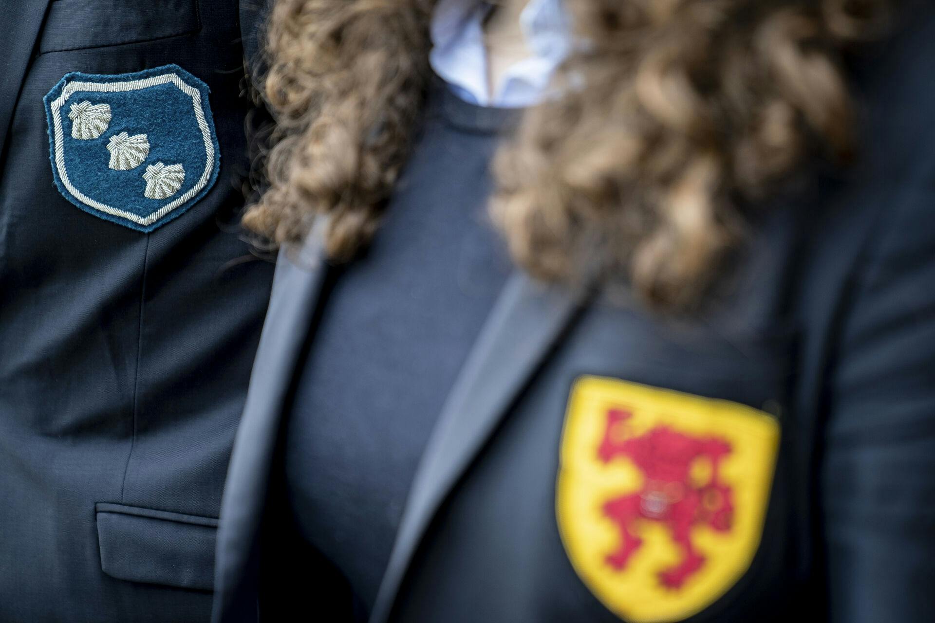 Elev med uniform og en elev som er præfekt fotograferet på Herlufsholm Skole og Gods i Næstved, onsdag den 19. maj 2021. Efter sommerferien skal kronprinsparrets ældste barn, Prins Christian, gå på Herlufsholm Gymnasium i Næstved. Herlufsholm Skole blev stiftet den 23. maj 1565. (Foto: Mads Claus Rasmussen/Ritzau Scanpix)