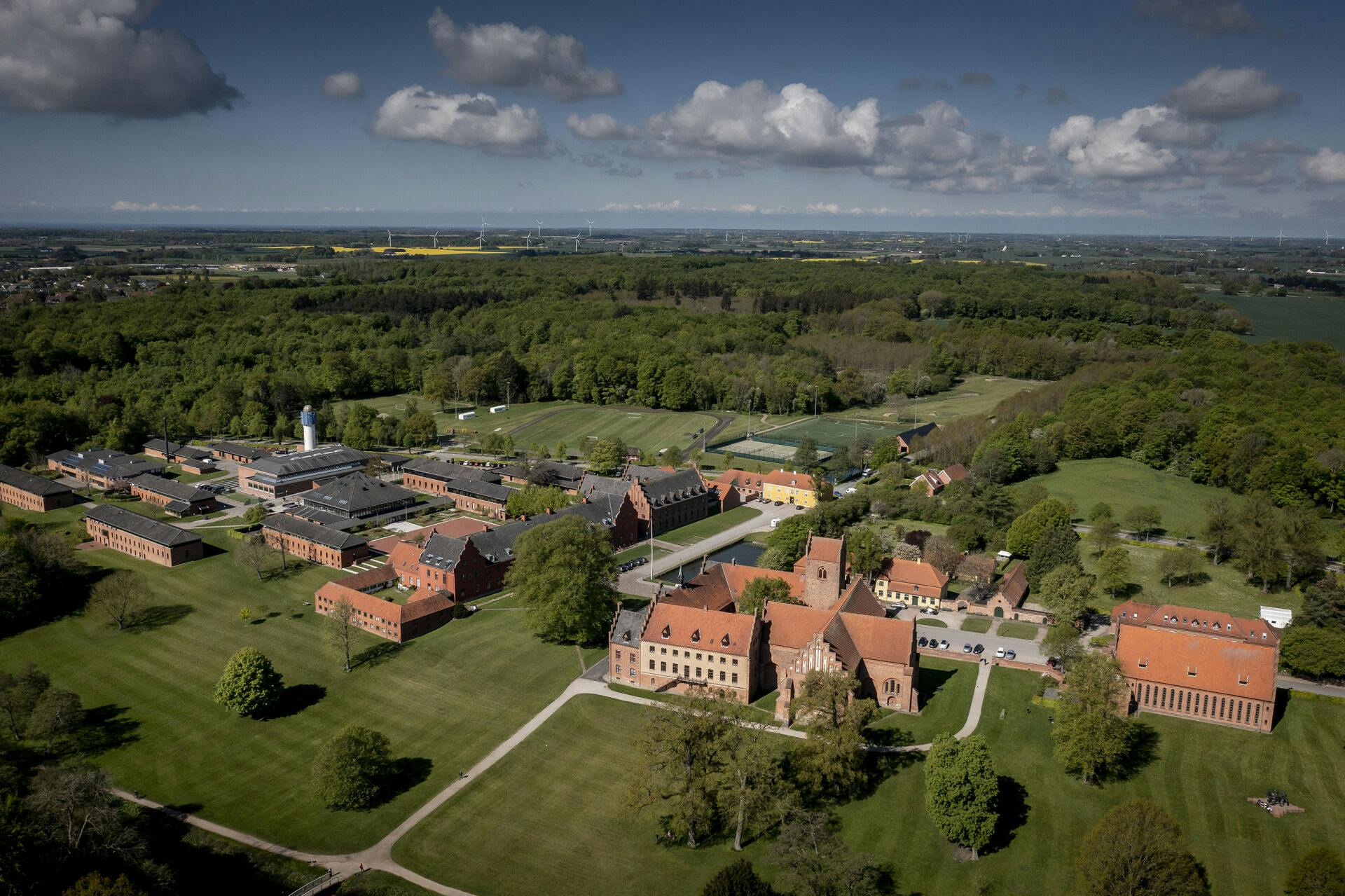 Herlufsholm Kostskole, som er kendt for at være en skole for de rige, er i disse dage i fokus igen. Denne gang, fordi fem drenge sidder tiltalt for vold og ulovlig tvang, som de ifølge anklagemyndigheden har udøvet mod andre elever fra skolen.