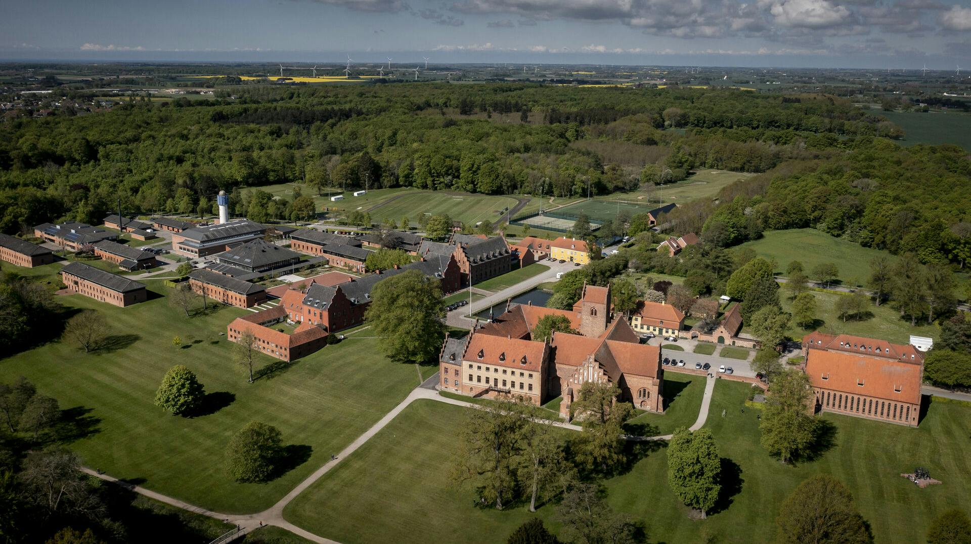 Herlufsholm Kostskole, som er kendt for at være en skole for de rige, er i disse dage i fokus igen. Denne gang, fordi fem drenge sidder tiltalt for vold og ulovlig tvang, som de ifølge anklagemyndigheden har udøvet mod andre elever fra skolen.