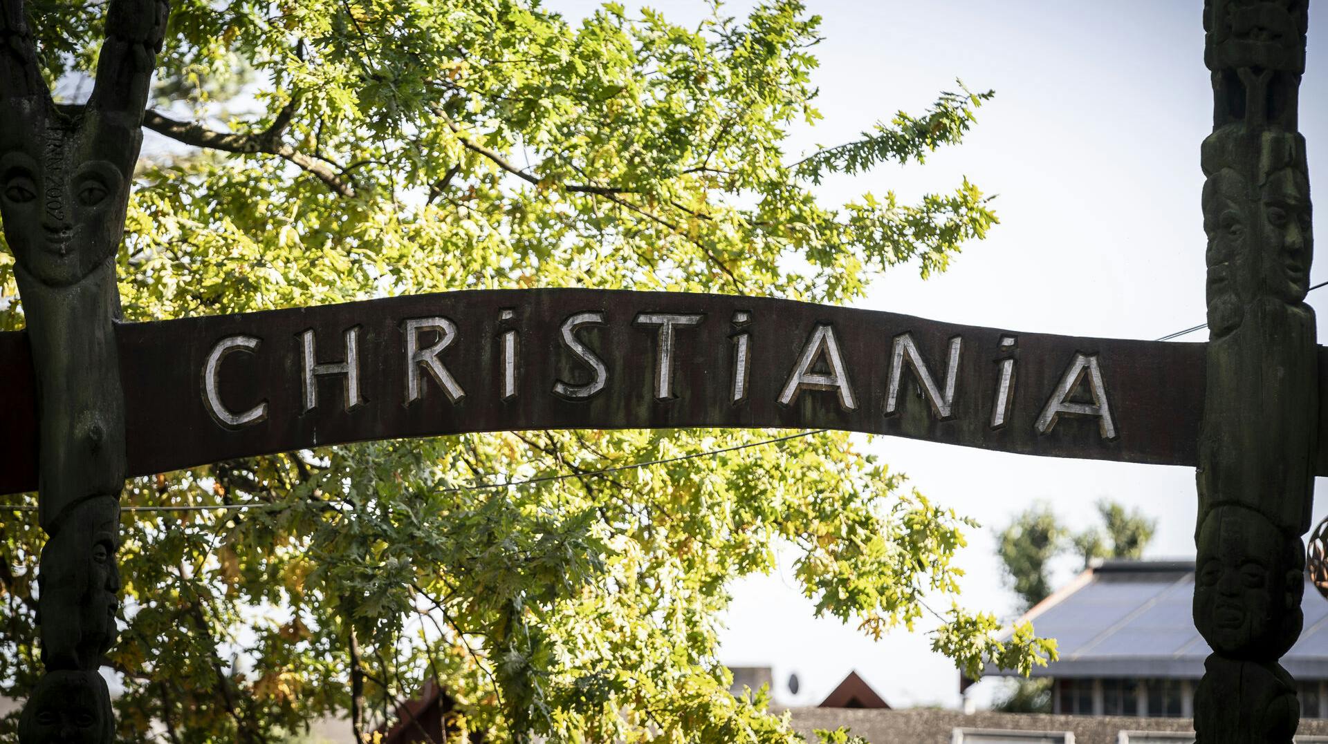 Antallet af sigtelser for hashsalg på Christiania er faldet markant, siden Pusher Street er blevet lukket i foråret.