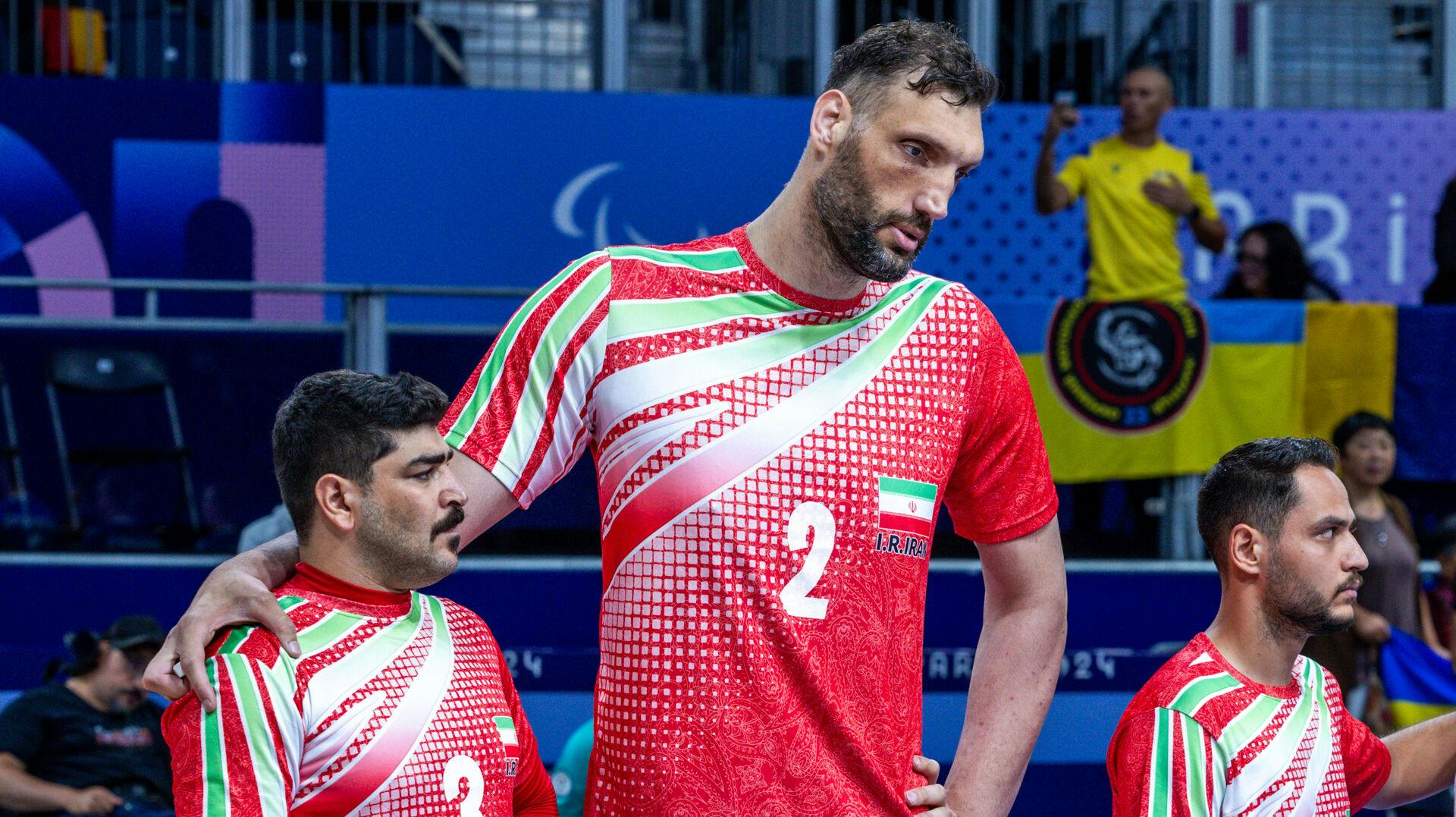 Morteza Mehrzad kæmper lidt med sengene i PL-byen. 
