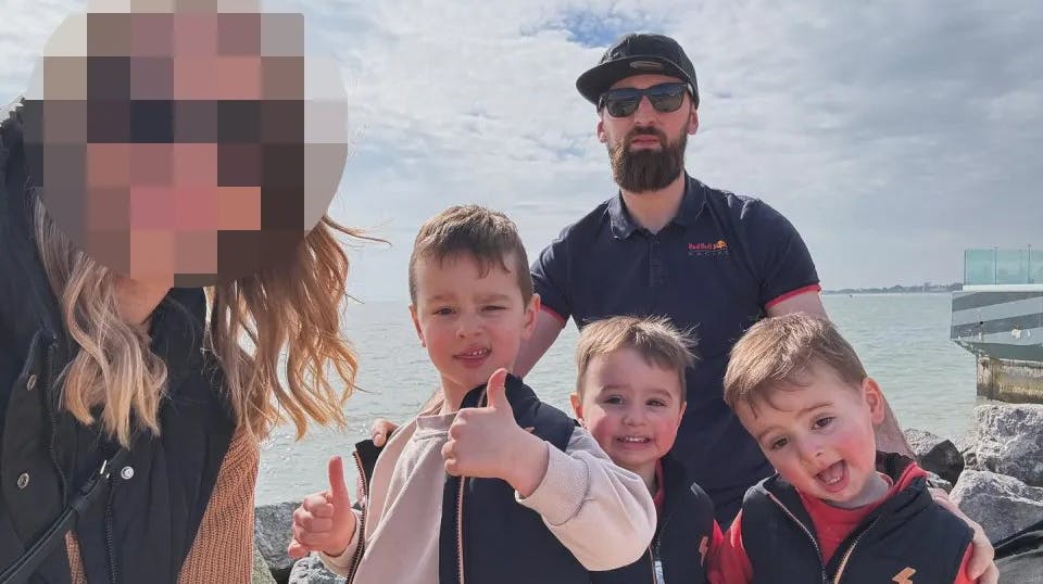 Familien bestod af far, mor, søn på tre år og tvillingesønner på to år.