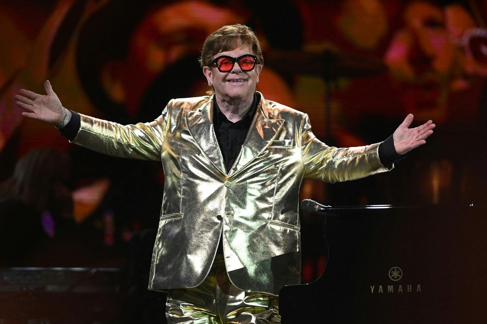 Elton John er plaget af en voldsom øjenbetændelse. Infektion er så slem, at han har mistet dele af synet på det ene øje.