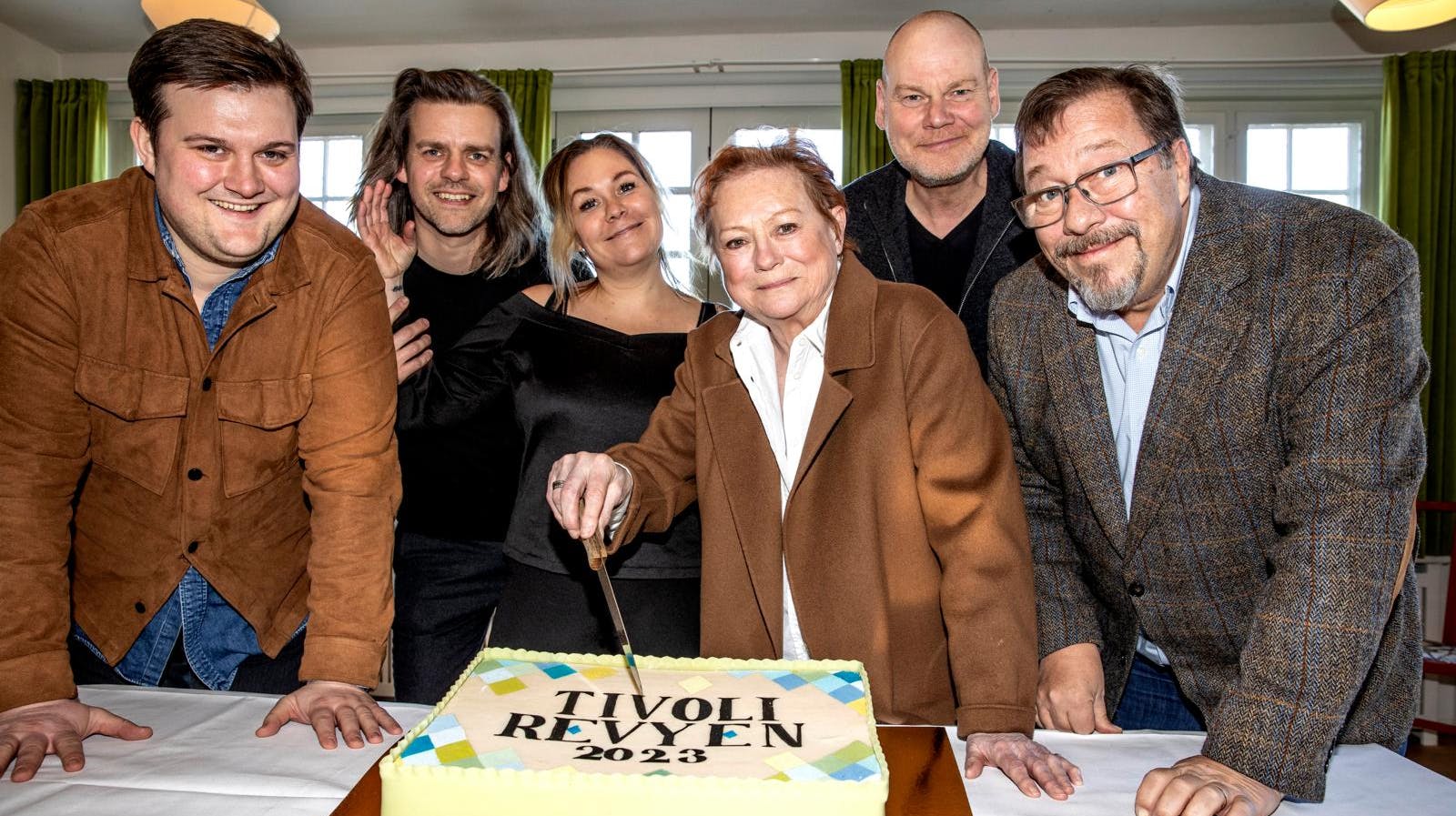 Det er en af dansk revys store stjerner, der nu siger farvel, efter Lisbet Dahl er stoppet.