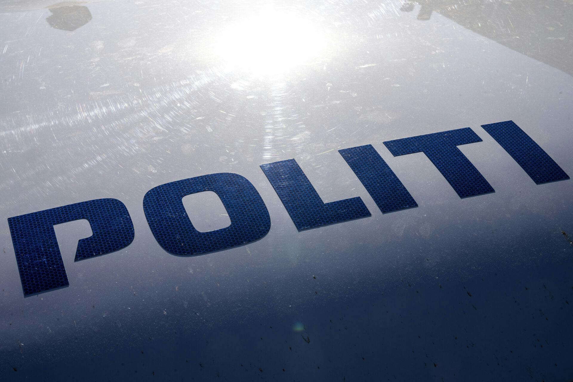 Politiet er til stede i Odense, hvor en cyklist er blevet ramt af en bil.