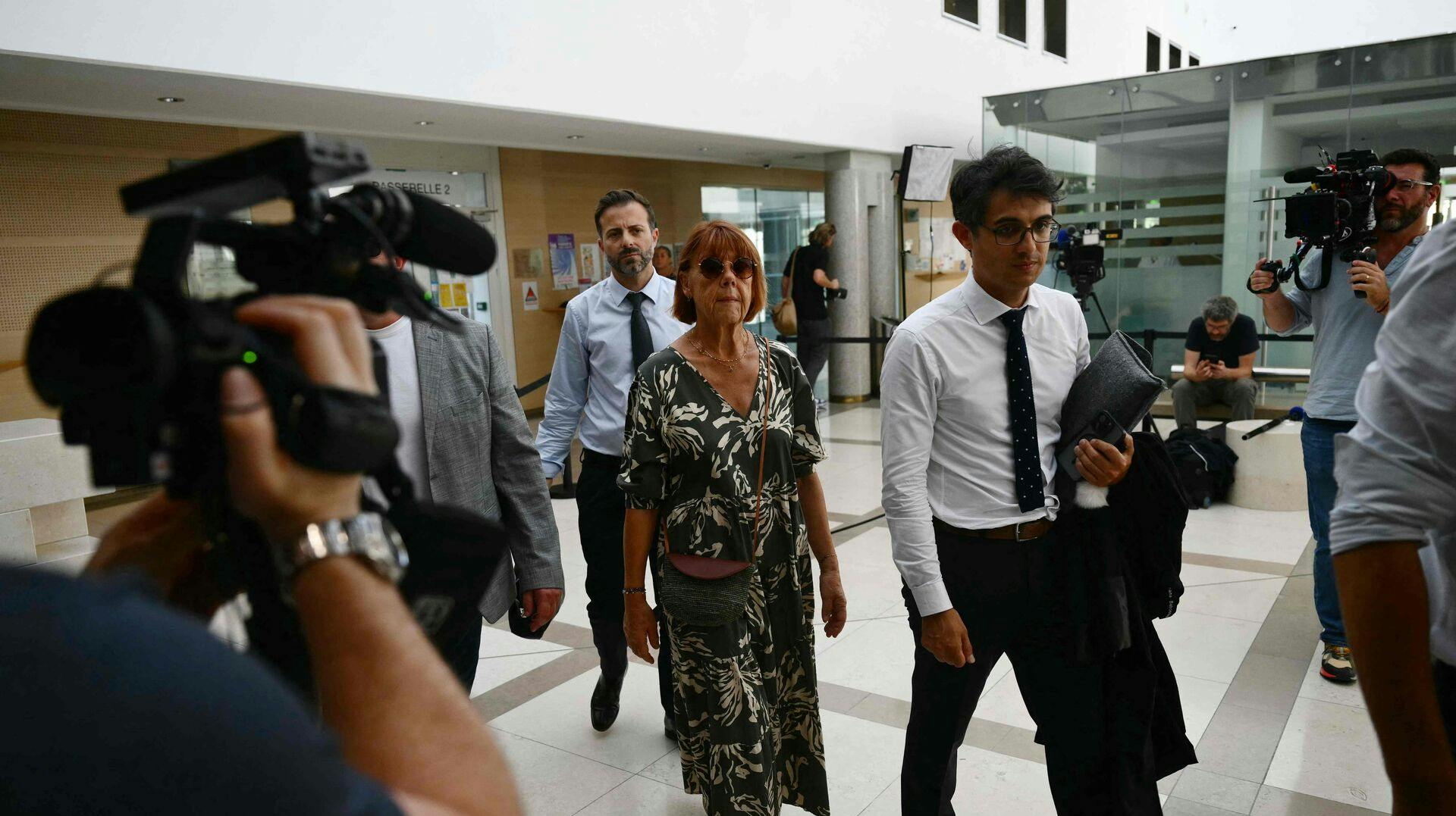 Gisele P. ankom mandag til retsbygningen, hvor sagen mod hendes ægtemand startede – han er anklaget for at have inviteret mænd over for at voldtage hende igennem ni år.