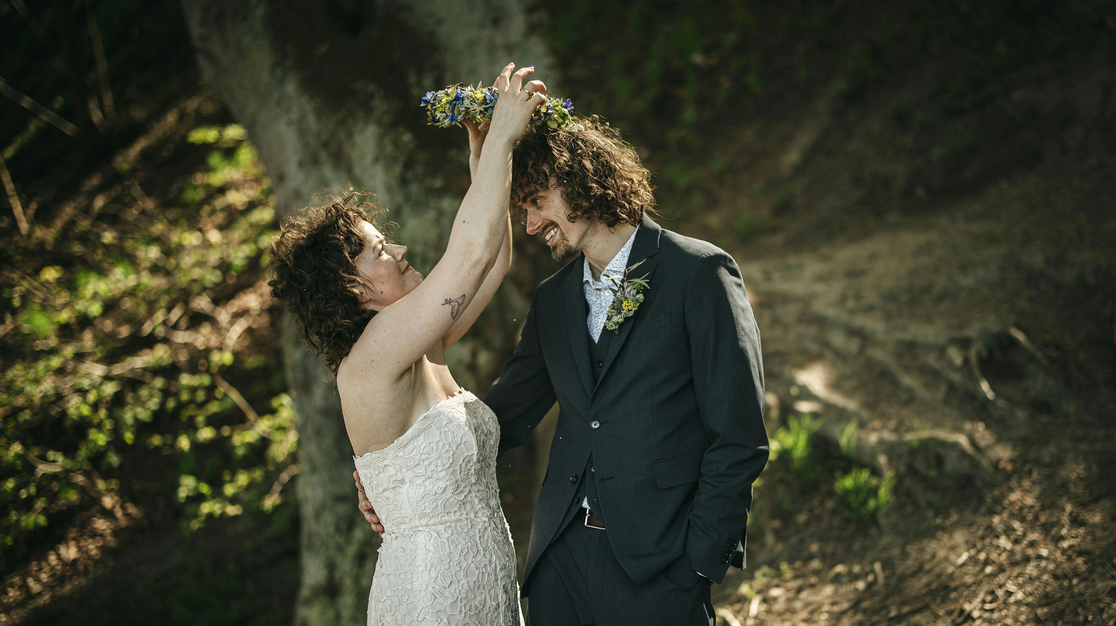 Det er af med blomsterkransen og på med arbejdshandskerne, når Rolf og Nina står op dagen derpå.