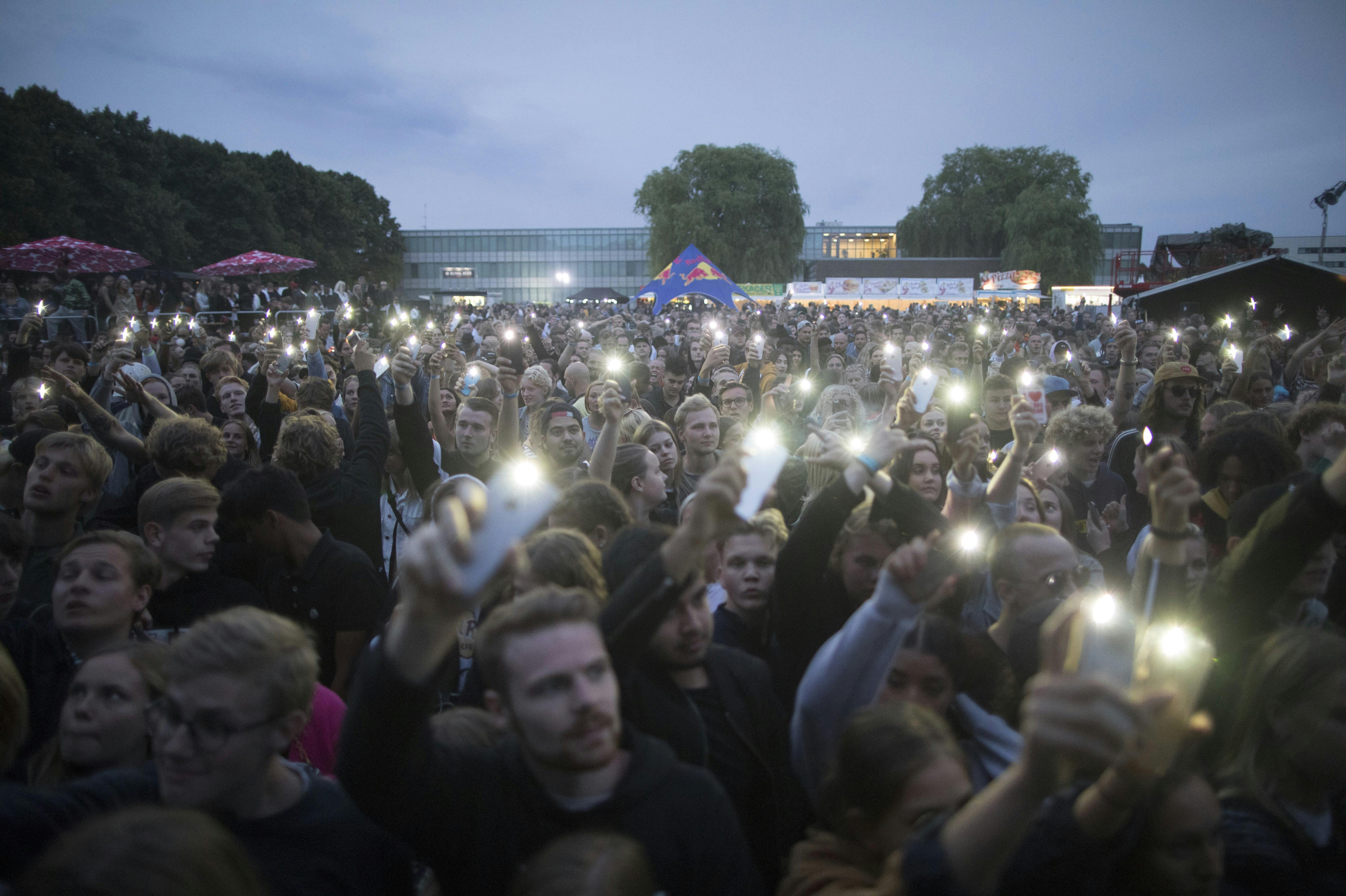 Publikum kaster deres smart phoners i vejret til koncert med den amerikanske rapper Ty Dolla Sign under musikfestivalen For Evigt Hip Hop i Rødovre …