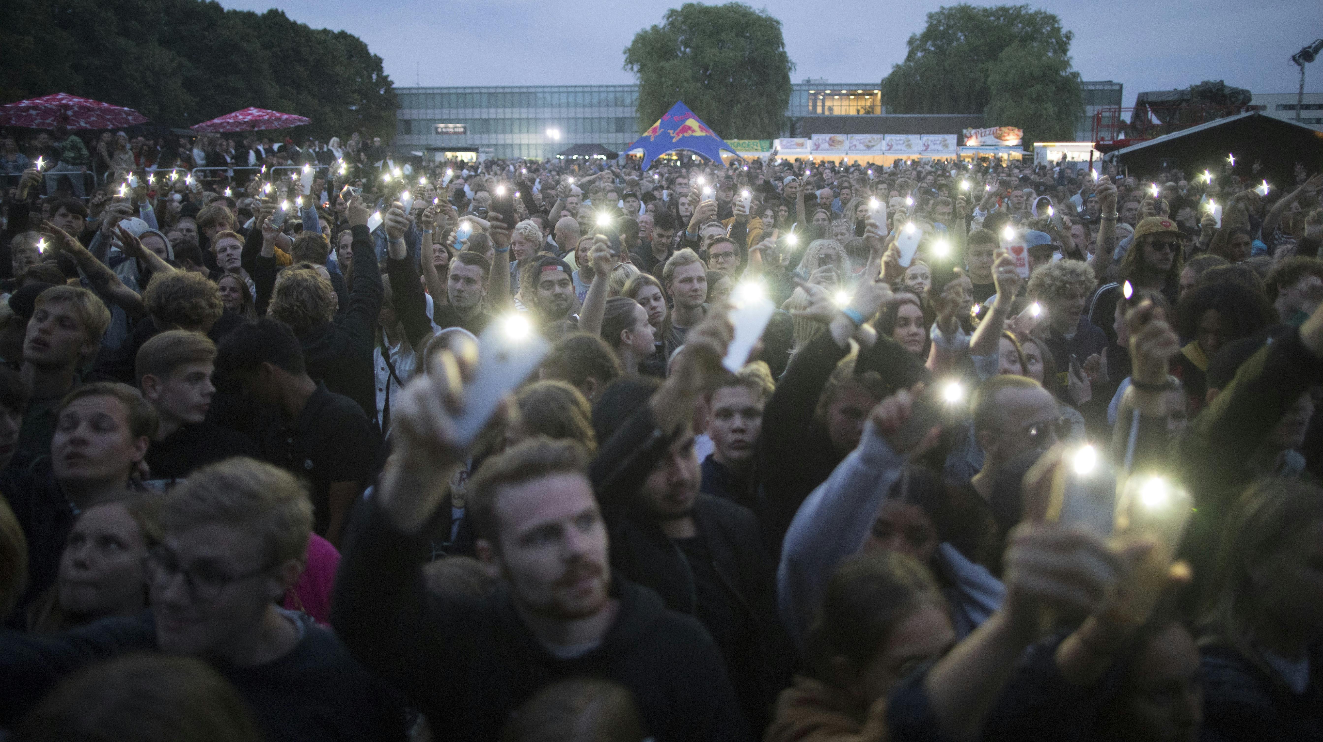 Publikum kaster deres smart phoners i vejret til koncert med den amerikanske rapper Ty Dolla Sign under musikfestivalen For Evigt Hip Hop i Rødovre …