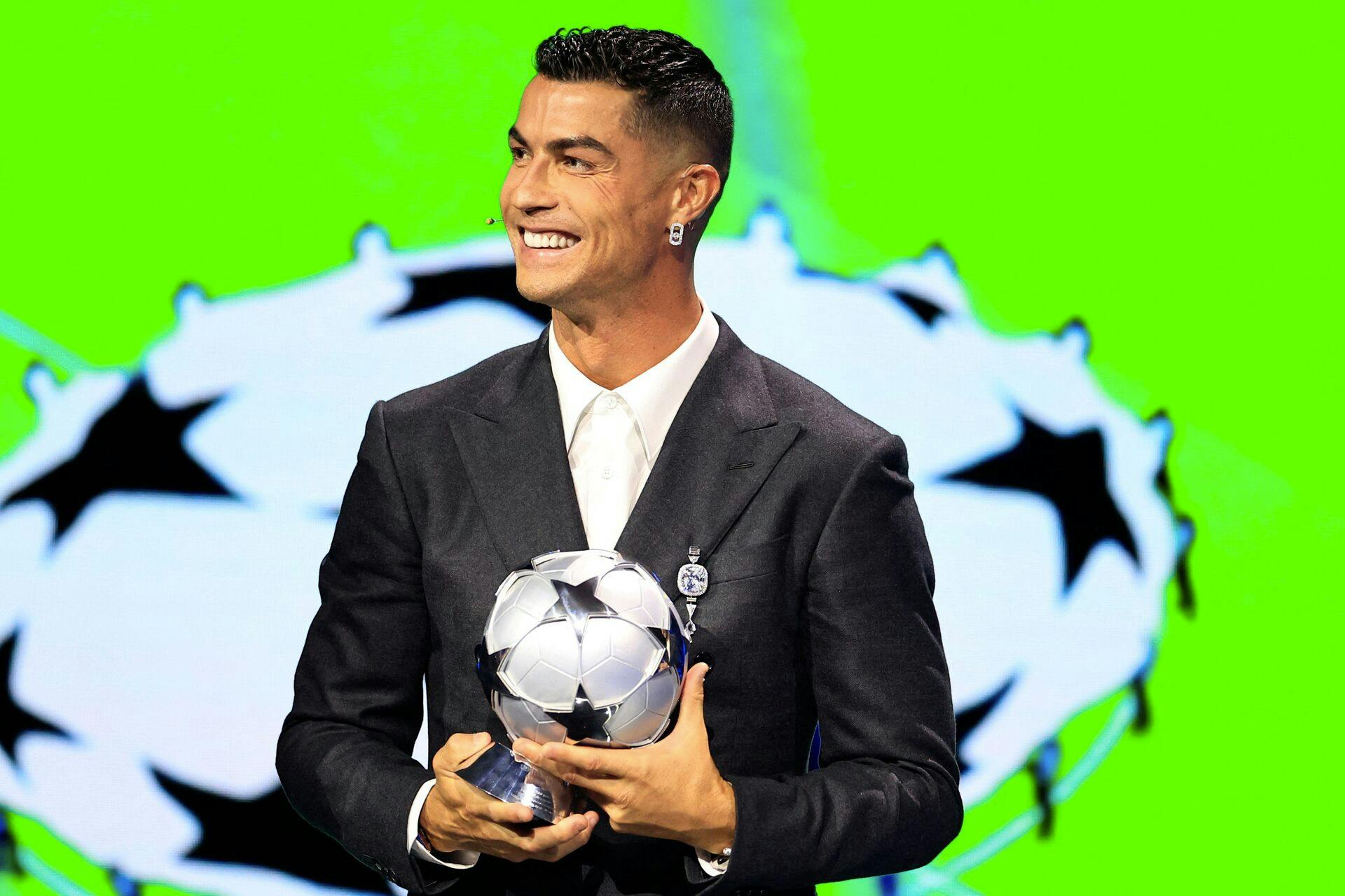Det er svært at sige fodbold uden at sige Cristiano Ronaldo. Fodbold. Cristiano Ronaldo.