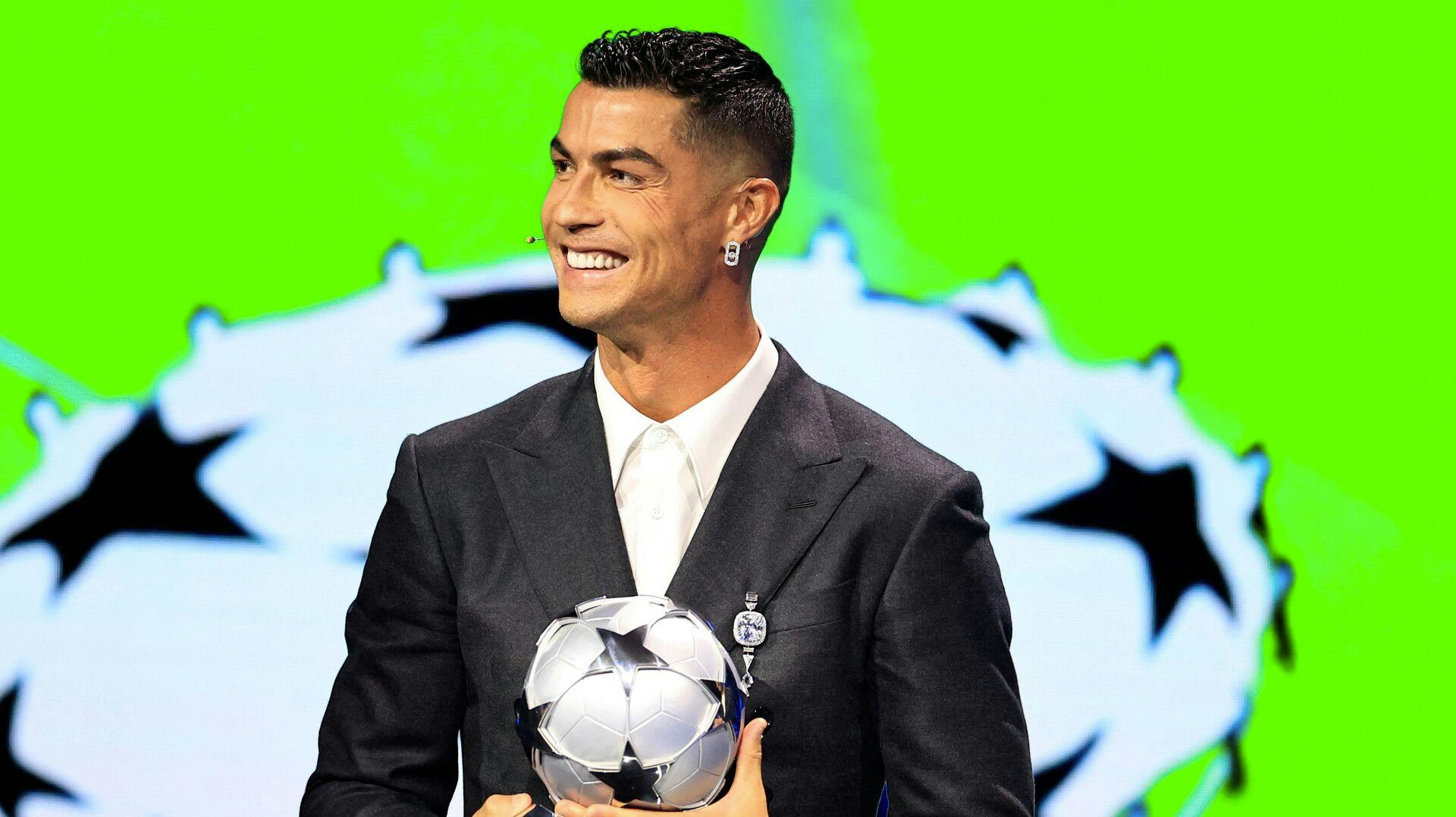 Det er svært at sige fodbold uden at sige Cristiano Ronaldo. Fodbold. Cristiano Ronaldo.