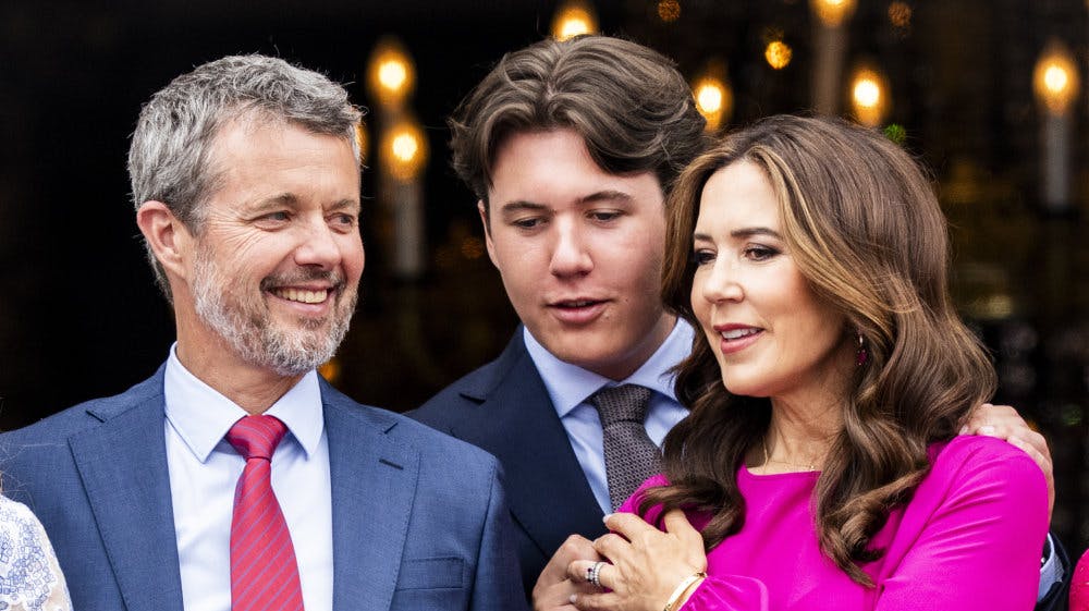 Kongefamilien og kronprins Christian selv har på den hårde måde lært, at når han bevæger sig rundt i landskabet, så er der ikke langt til, at andre kan filme ham med mobiltelefonerne