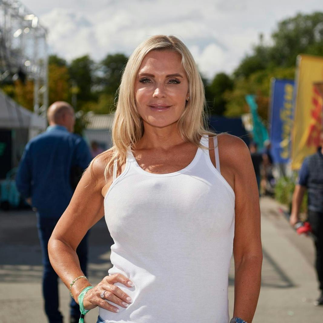 Janni Ree er meget lykkelig over, at hun midt i striden med Karsten Ree har fået en støtte ved sin side, som hun også er forelsket i.