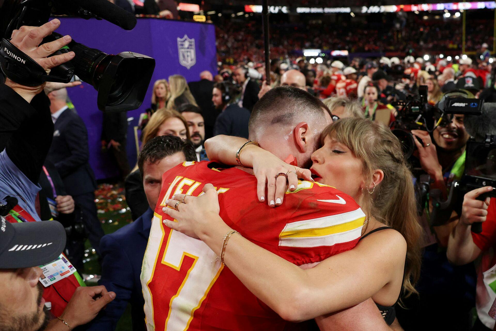 I første omgang havde TV2 opsagt rettighedsaftalen med NFL. Men nu kan man alligevel se Travis Kelce og resten af NFL-stjernerne på dansk tv, da TV2 har valgt at generhverve rettighederne.