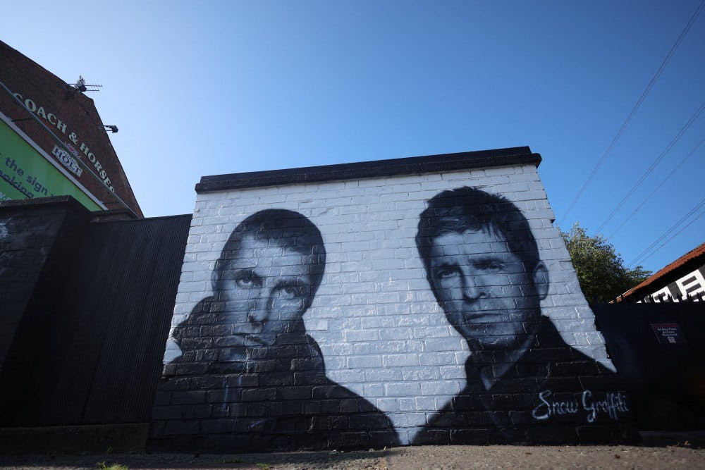 Oasis, der består af brødrene Liam Gallagher (til venstre) og Noel Gallagher (til højre), gik i opløsning i 2009. Næste år bliver de genforenet og spiller i alt 19 koncerter. -&nbsp;&nbsp;