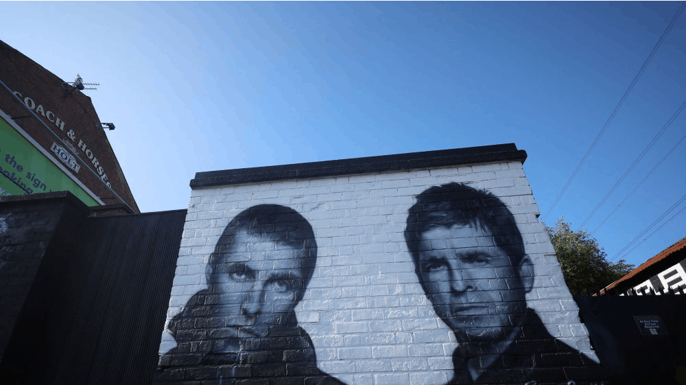 Oasis, der består af brødrene Liam Gallagher (til venstre) og Noel Gallagher (til højre), gik i opløsning i 2009. Næste år bliver de genforenet og spiller i alt 19 koncerter. - 