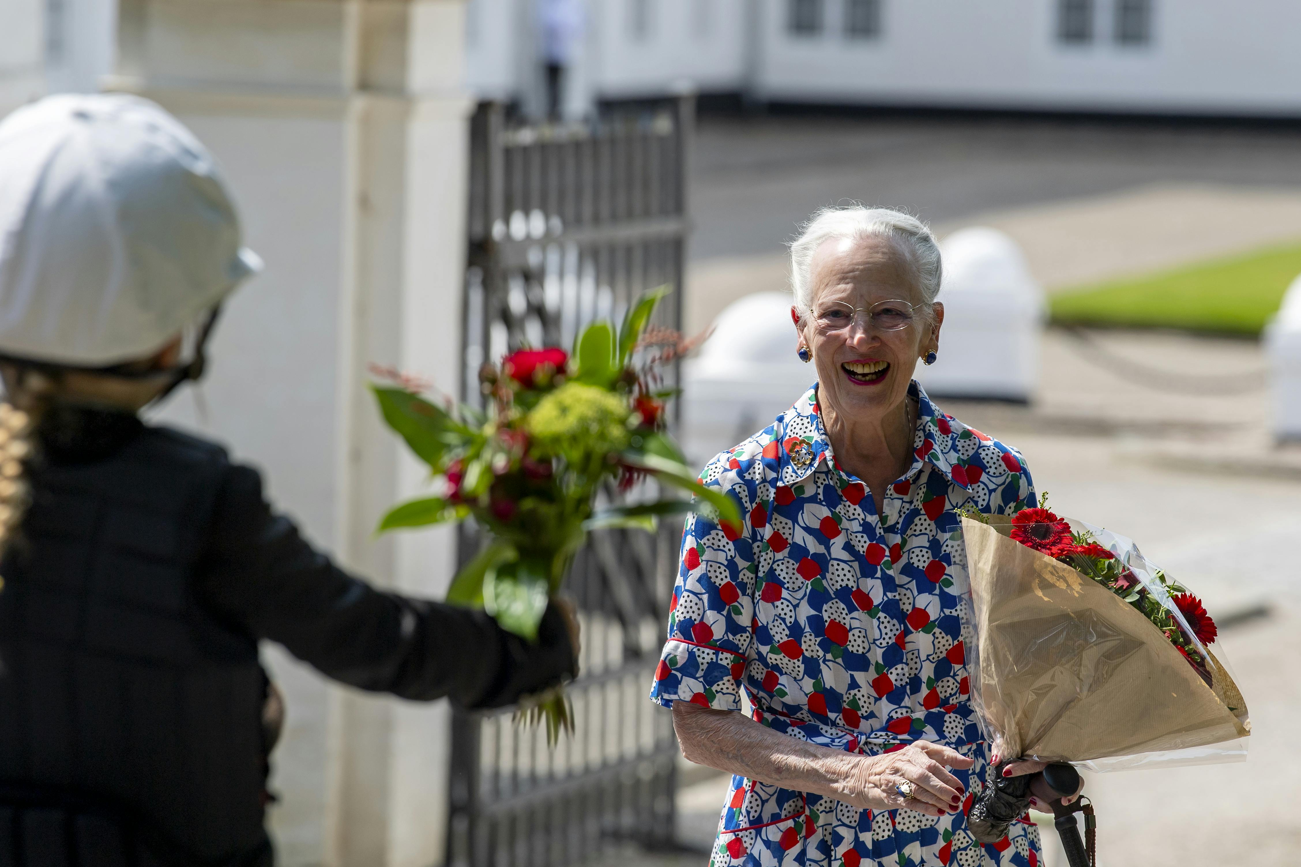 Dronning Margrethe har vanen tro brugt tid i Gråsten denne sommer, hvor billedet er taget. Onsdag var hun draget til Ebeltoft, hvor hun besøgte et glasmuseum. Et plaster stjæler dog opmærksomheden på de billeder, kongehuset har delt af dronningen.