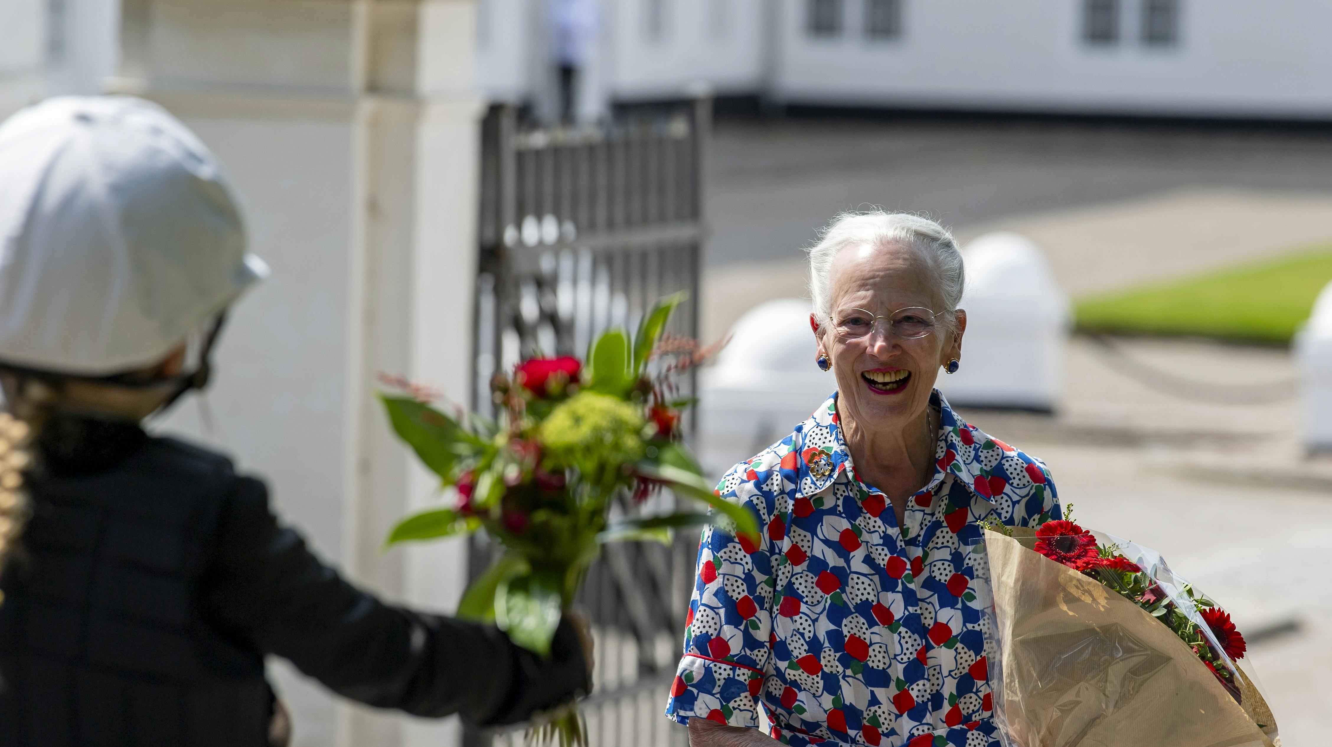 Dronning Margrethe har vanen tro brugt tid i Gråsten denne sommer, hvor billedet er taget. Onsdag var hun draget til Ebeltoft, hvor hun besøgte et glasmuseum. Et plaster stjæler dog opmærksomheden på de billeder, kongehuset har delt af dronningen.