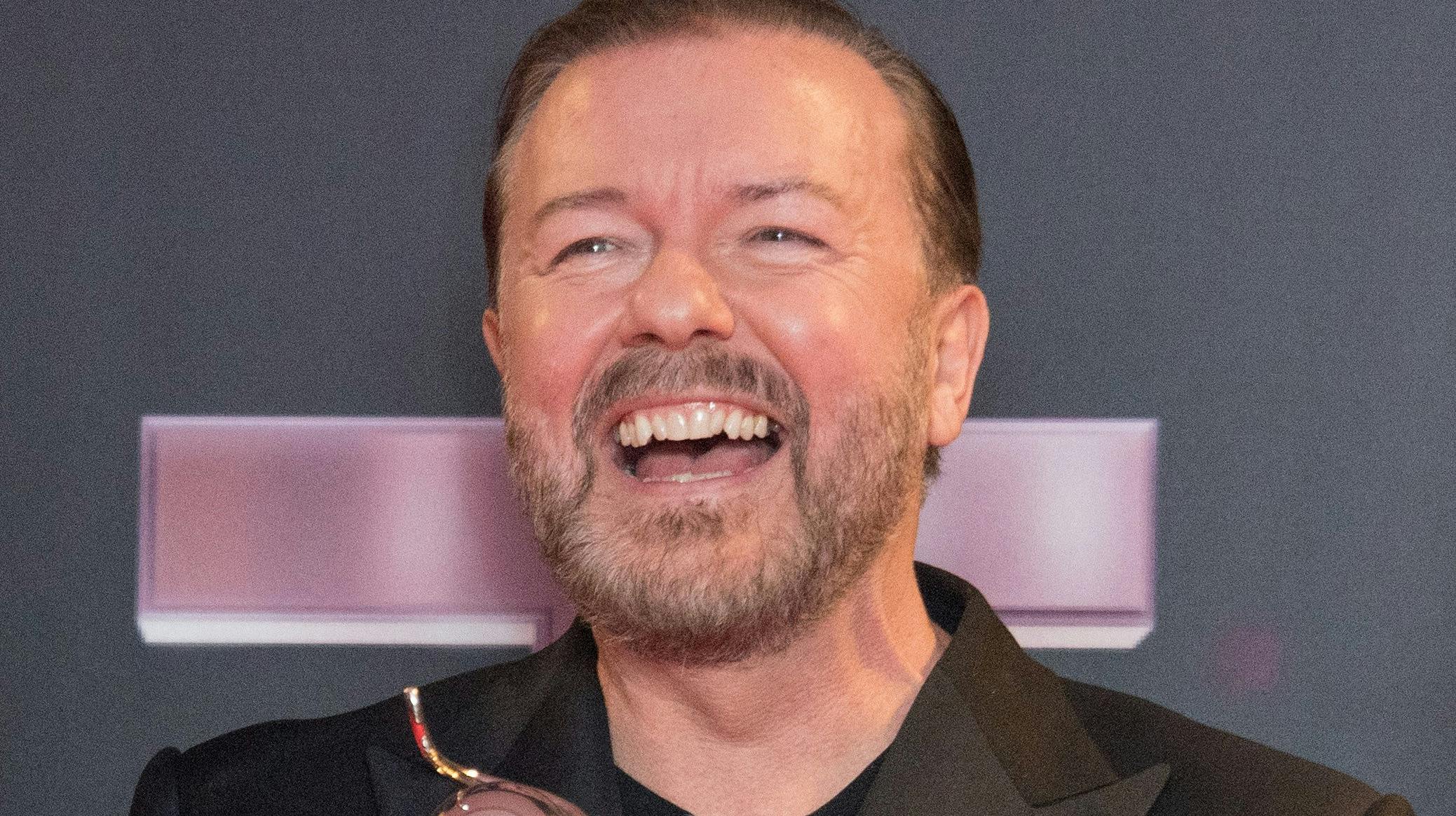 Verdensstjernen Ricky Gervais blev for alvor kendt med hitserien "The Office", som han selv har skrevet og instrueret.