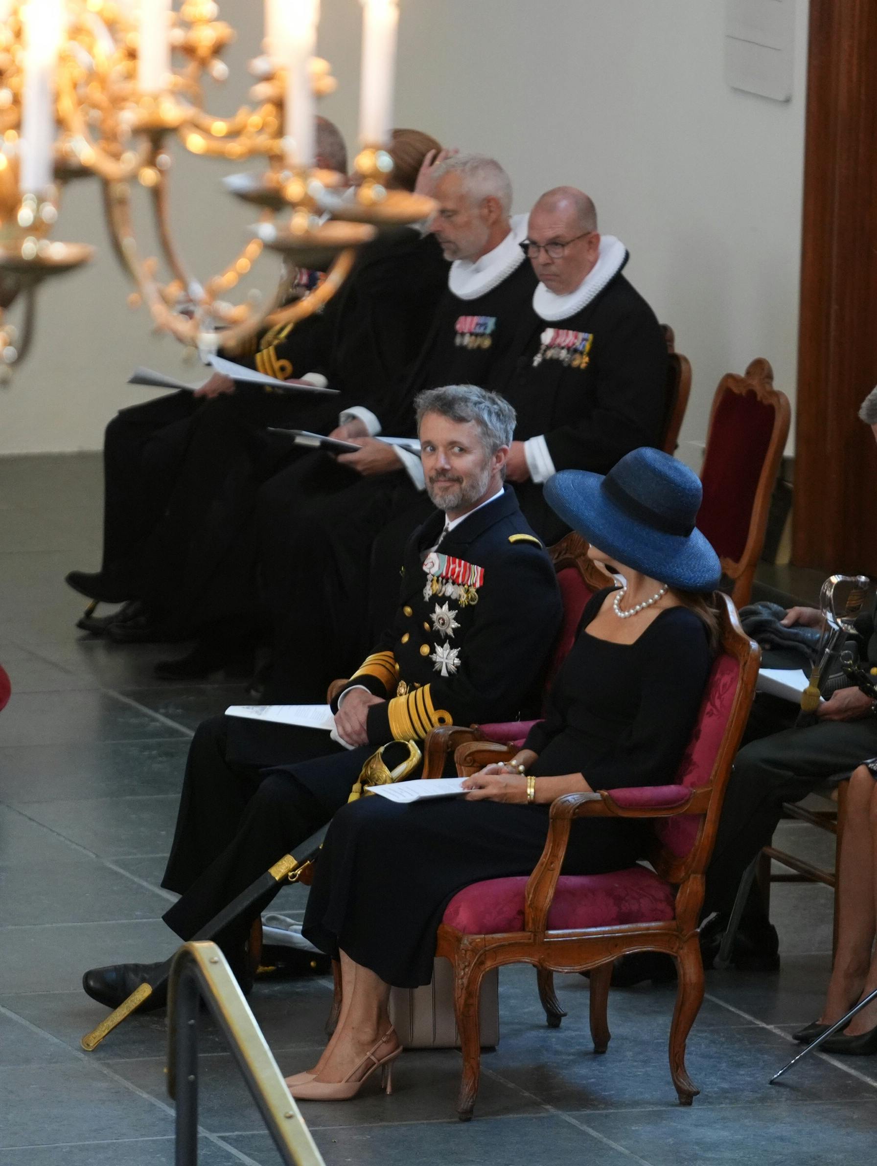 Kongeparret er på plads i Holmens Kirke.