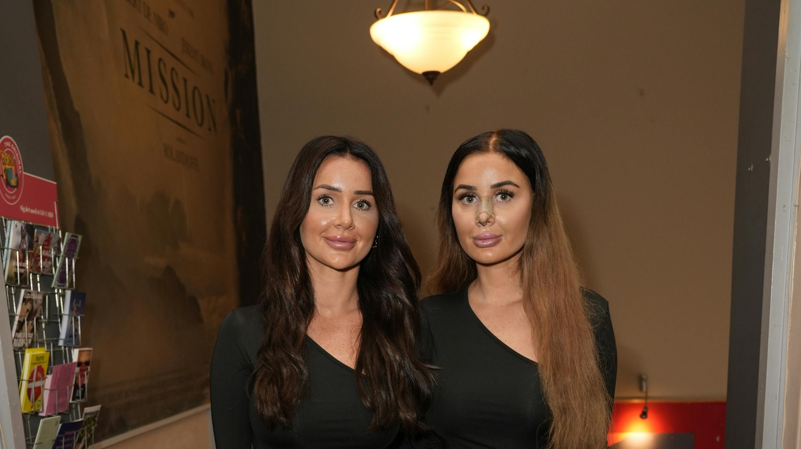 Tvillingerne Isabell Bach og Vivi Bach har været igennem en stor forvandling og lavet næsten de samme ændringer ved deres udseende.