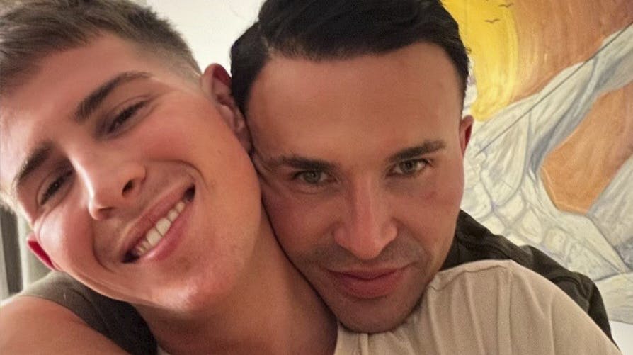 Kærligheden er ikke til at tage fejl af mellem Gustav Salinas og Bastian Due.