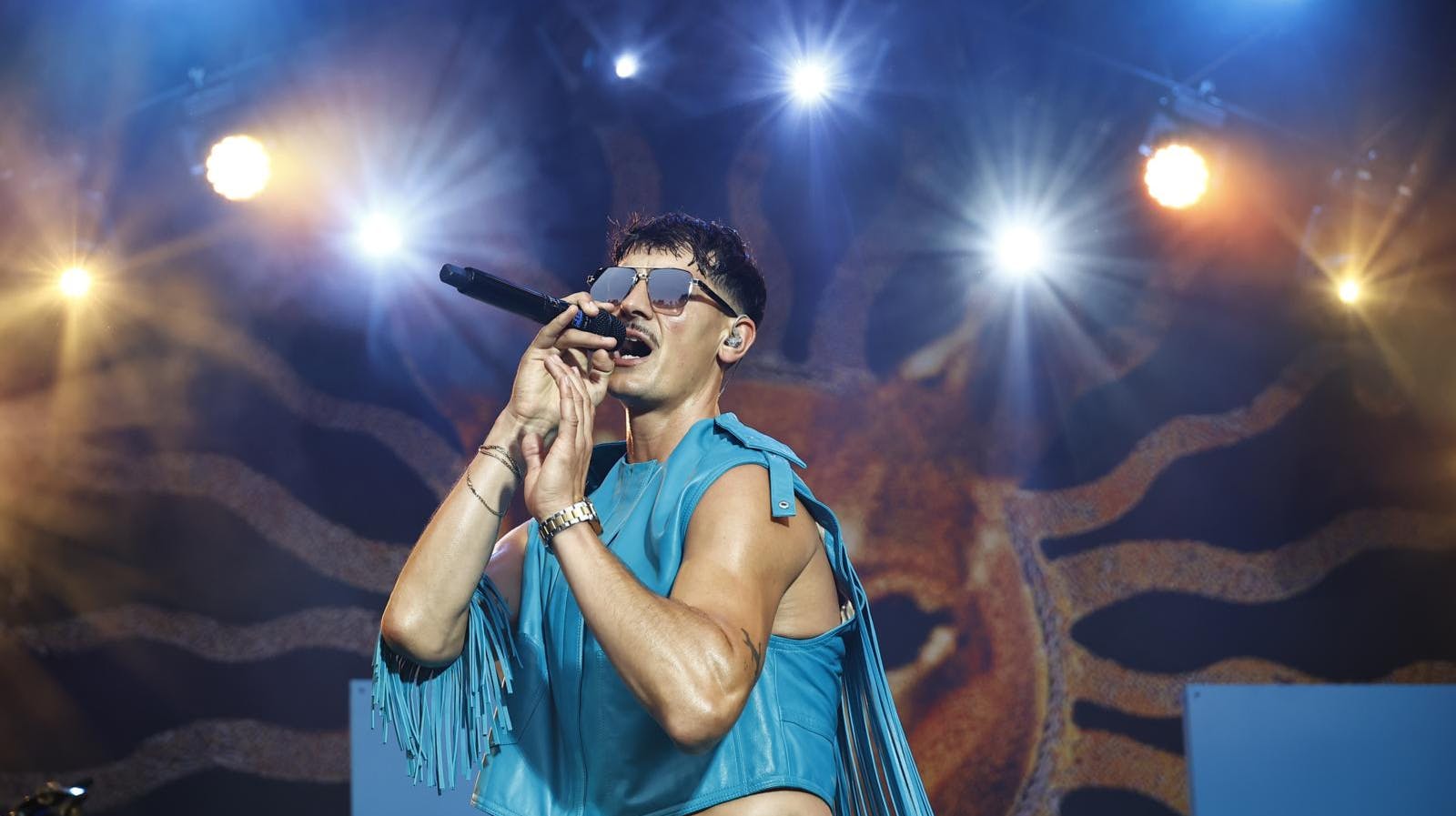 Der er rigeligt med "bling" over Tobias Rahim. Det samme kan man nu sige om kæresten, der i den grad har fået en ring på fingeren.